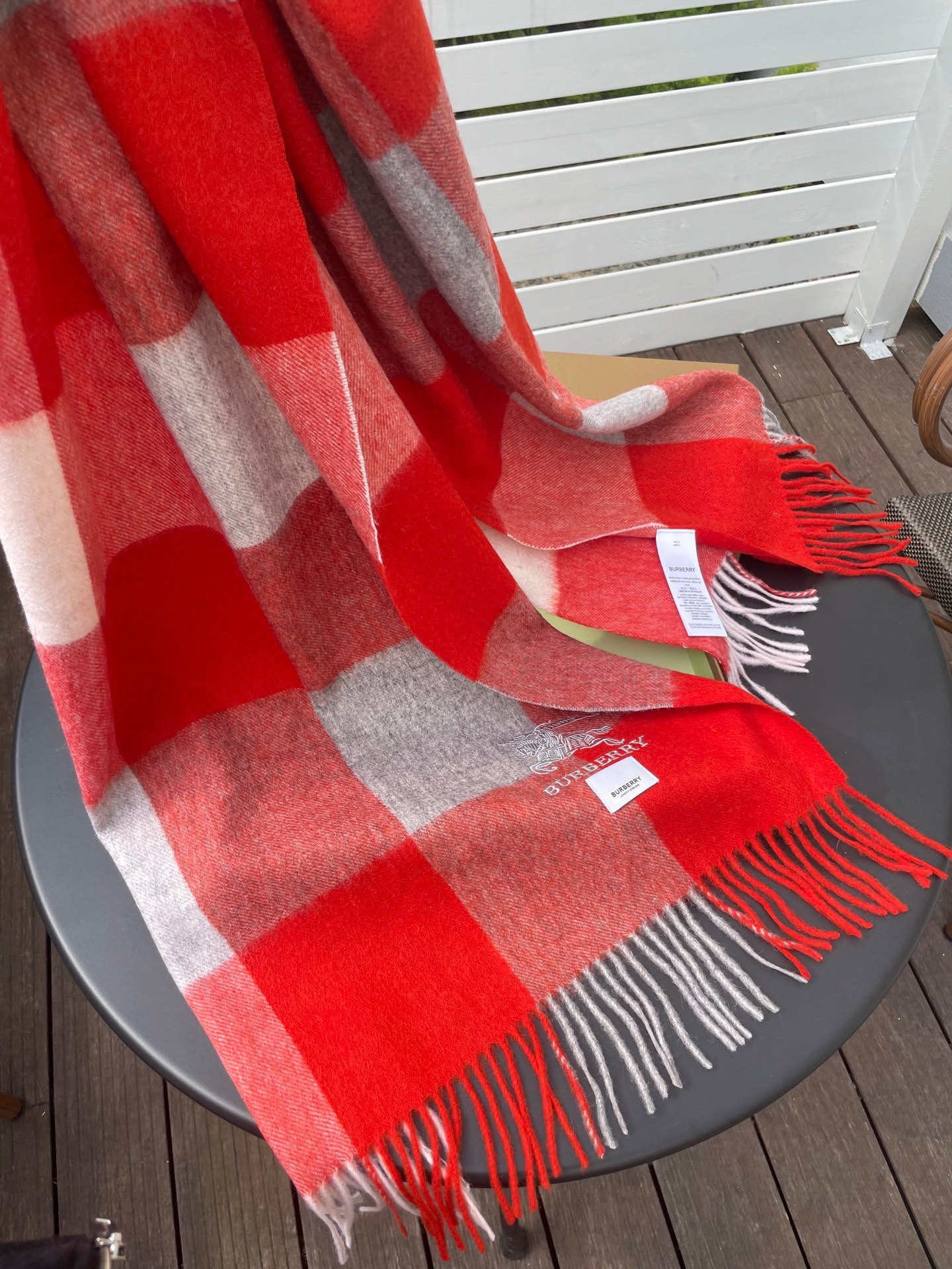 巴宝莉男女士披肩✨羊绒经典格纹👐围巾♨️高尖端产物⚠️，经典logo刺绣，时尚大牌的顶尖设计款💕拿到手你