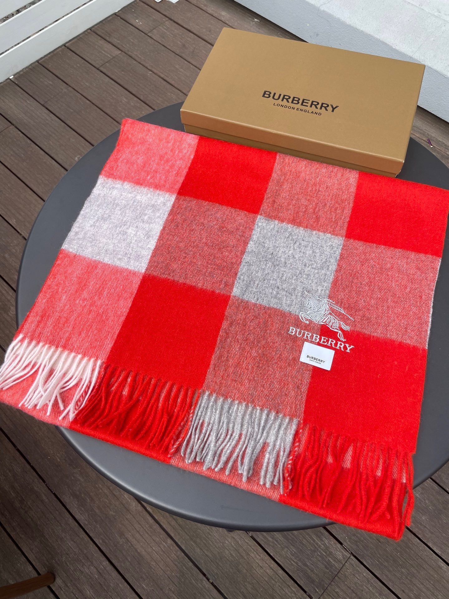 巴宝莉男女士披肩✨羊绒经典格纹👐围巾♨️高尖端产物⚠️，经典logo刺绣，时尚大牌的顶尖设计款💕拿到手你