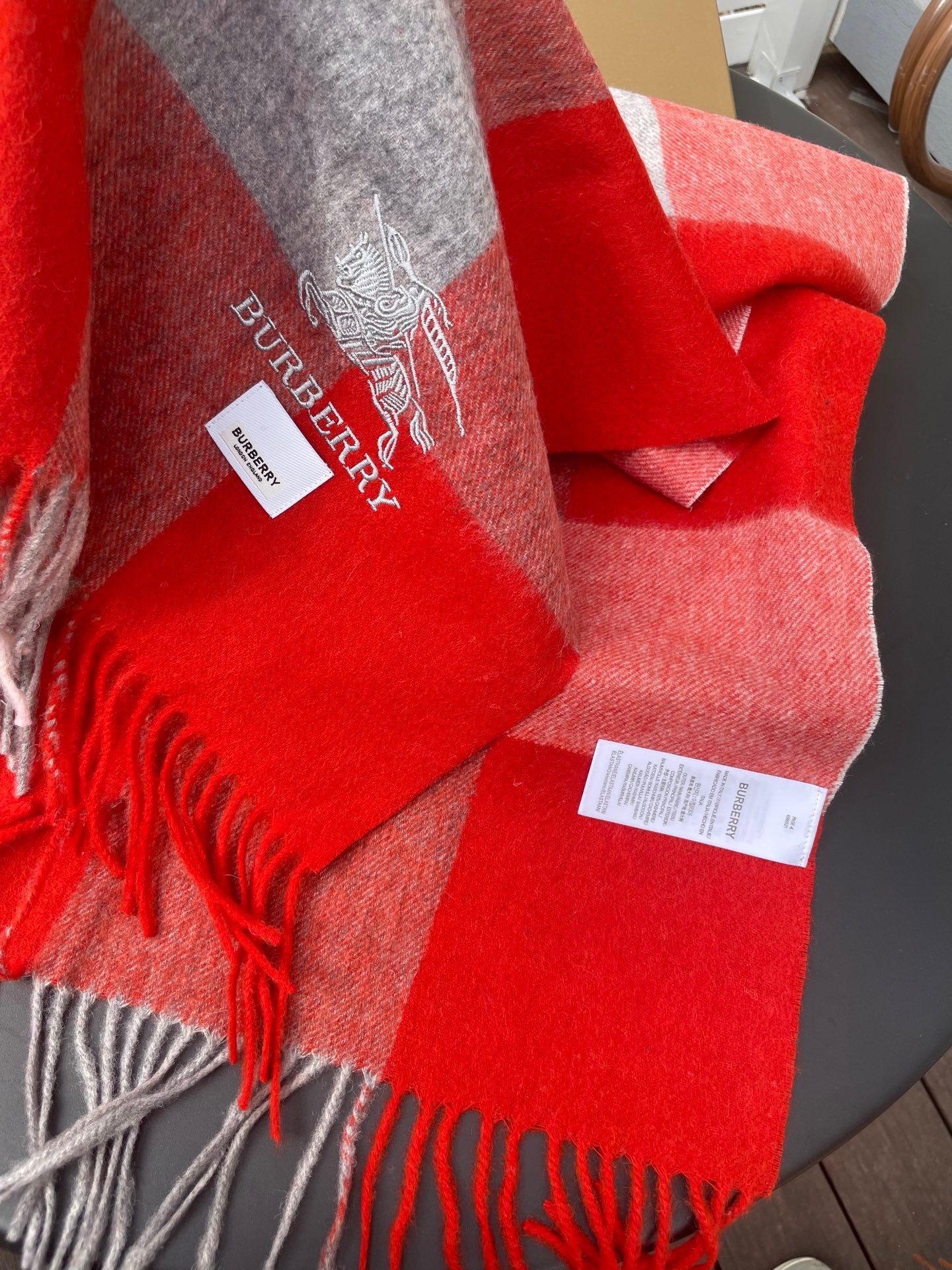 巴宝莉男女士披肩✨羊绒经典格纹👐围巾♨️高尖端产物⚠️，经典logo刺绣，时尚大牌的顶尖设计款💕拿到手你