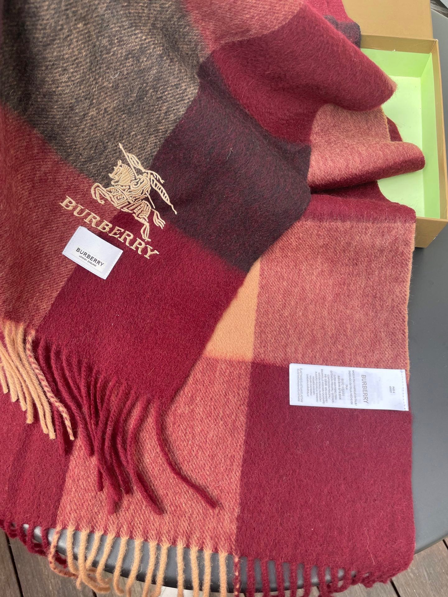 巴宝莉男女士披肩✨羊绒经典格纹👐围巾♨️高尖端产物⚠️，经典logo刺绣，时尚大牌的顶尖设计款💕拿到手你