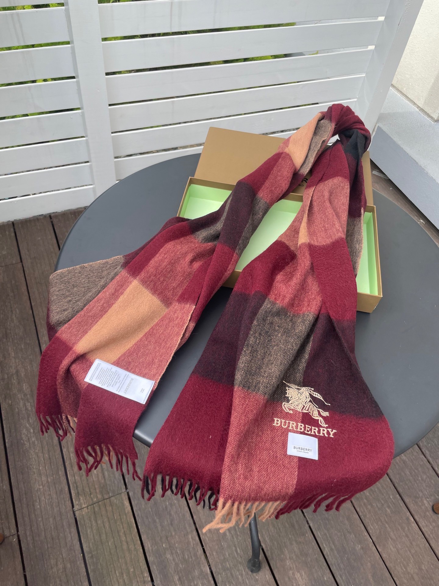 巴宝莉男女士披肩✨羊绒经典格纹👐围巾♨️高尖端产物⚠️，经典logo刺绣，时尚大牌的顶尖设计款💕拿到手你