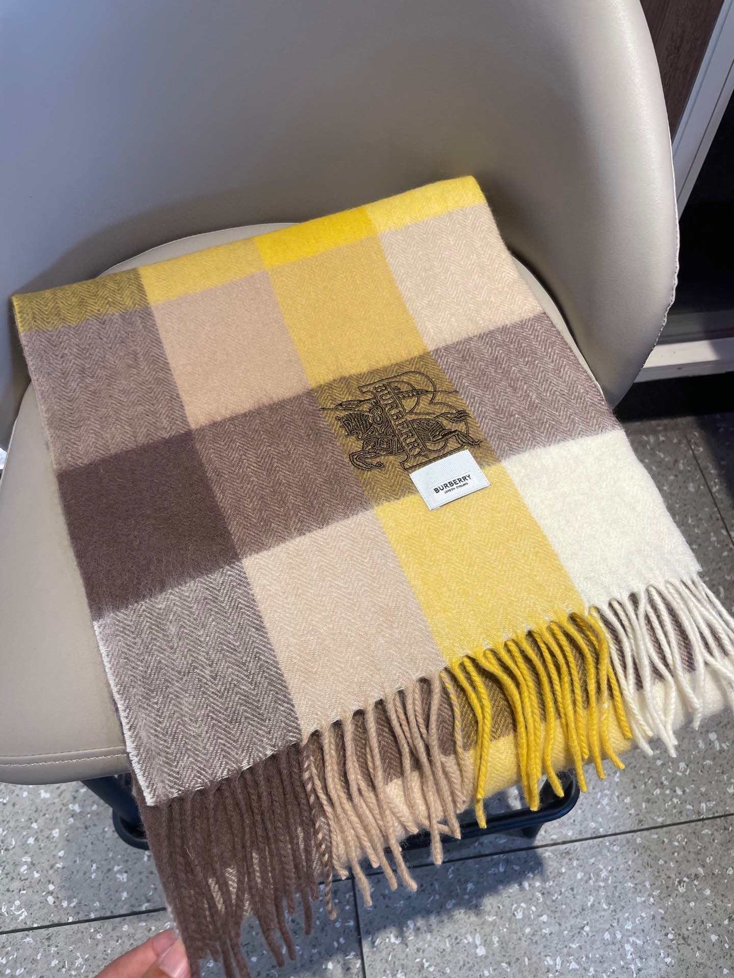 新款🐂牛货，巴宝莉男士女士（格纹战马刺绣）围巾，款式魅力，是经典大方‼面料采用的是客供的羔绒，细腻柔软度