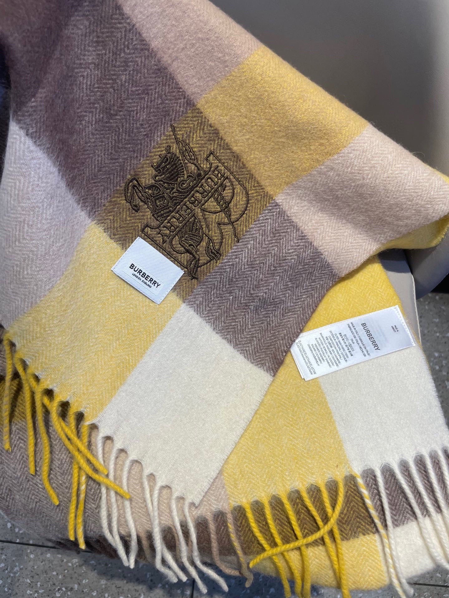 新款🐂牛货，巴宝莉男士女士（格纹战马刺绣）围巾，款式魅力，是经典大方‼面料采用的是客供的羔绒，细腻柔软度