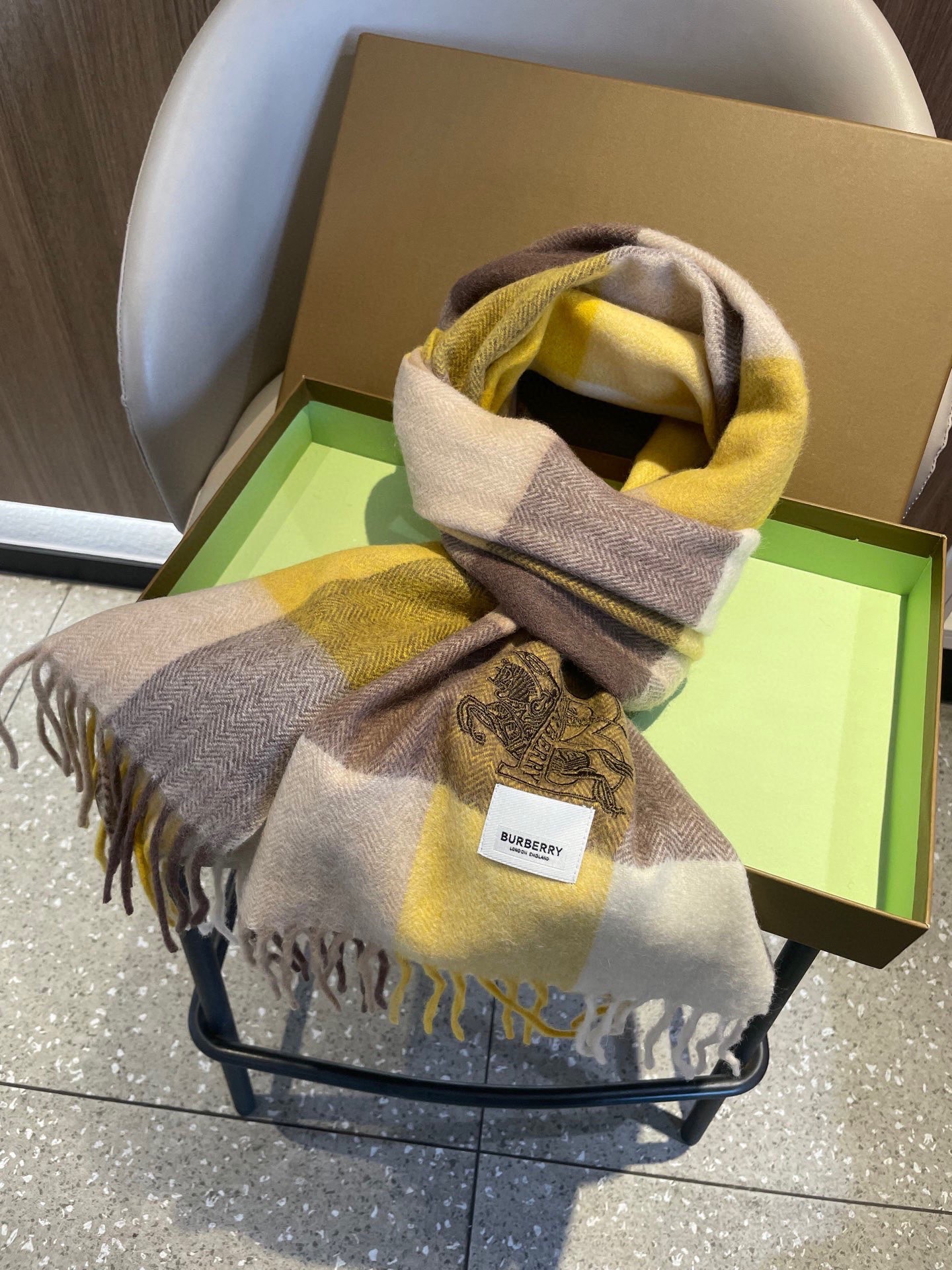 新款🐂牛货，巴宝莉男士女士（格纹战马刺绣）围巾，款式魅力，是经典大方‼面料采用的是客供的羔绒，细腻柔软度