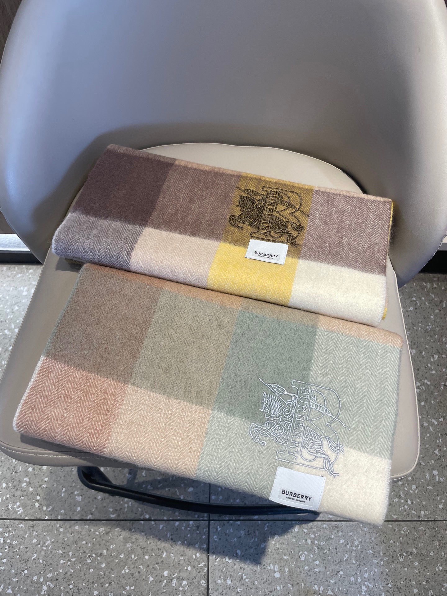 新款🐂牛货，巴宝莉男士女士（格纹战马刺绣）围巾，款式魅力，是经典大方‼面料采用的是客供的羔绒，细腻柔软度