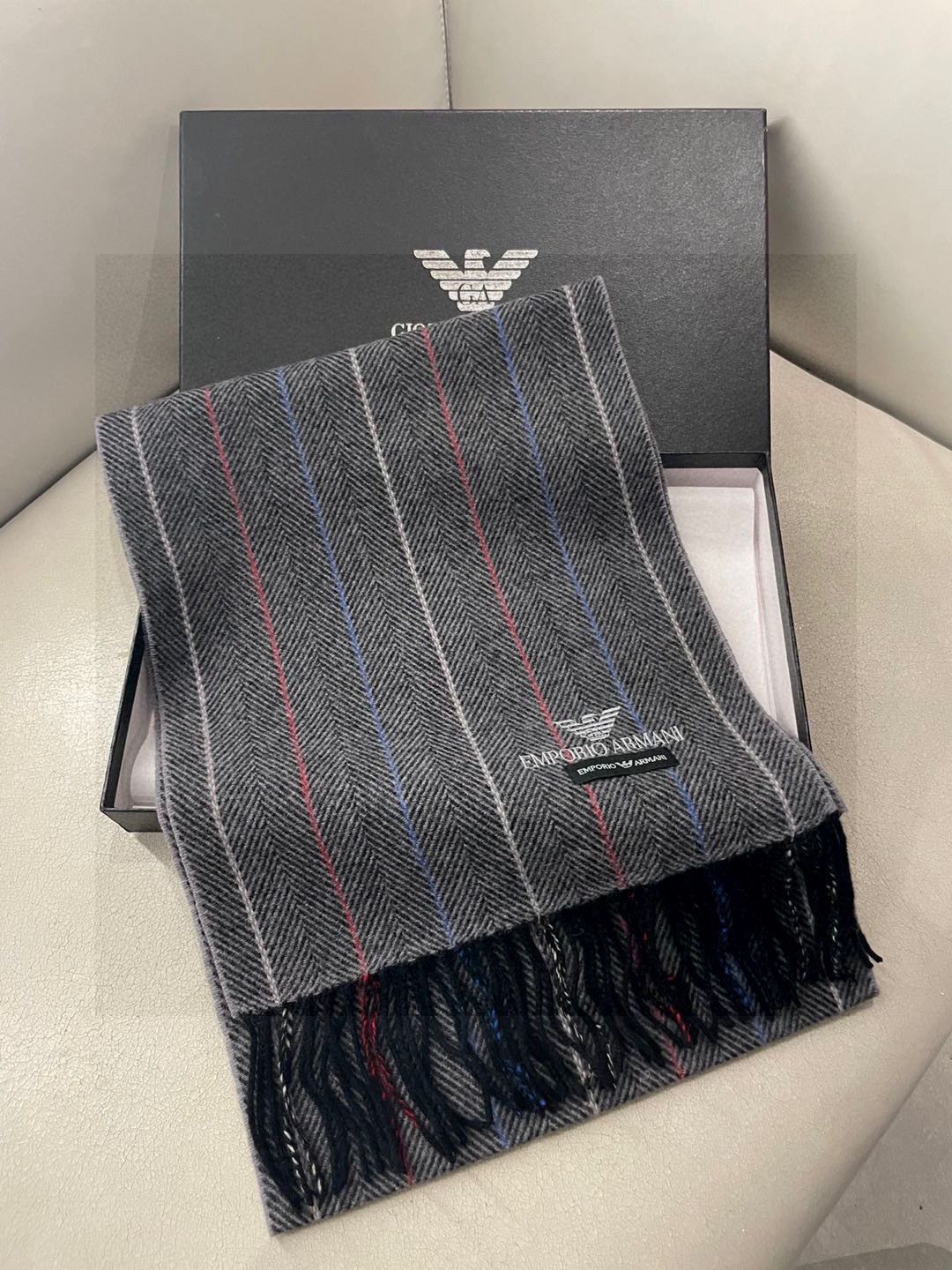 。阿玛尼海外专柜条纹拼色最新男士羊羔毛围巾～惊爆上架🎉国内专柜都没上架，从款式到面料都很赞🎻，经典的条纹