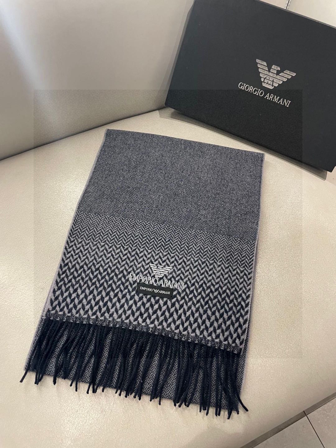 。阿玛尼海外专柜条纹拼色最新男士羊羔毛围巾～惊爆上架🎉国内专柜都没上架，从款式到面料都很赞🎻，经典的条纹