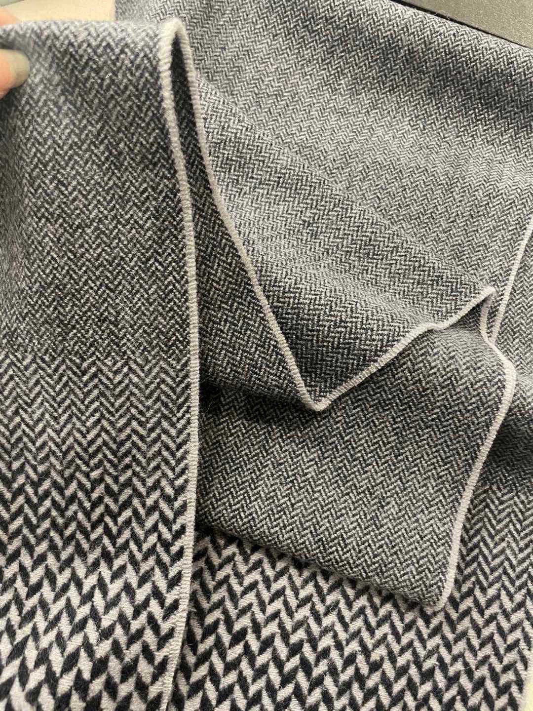 。阿玛尼海外专柜条纹拼色最新男士羊羔毛围巾～惊爆上架🎉国内专柜都没上架，从款式到面料都很赞🎻，经典的条纹