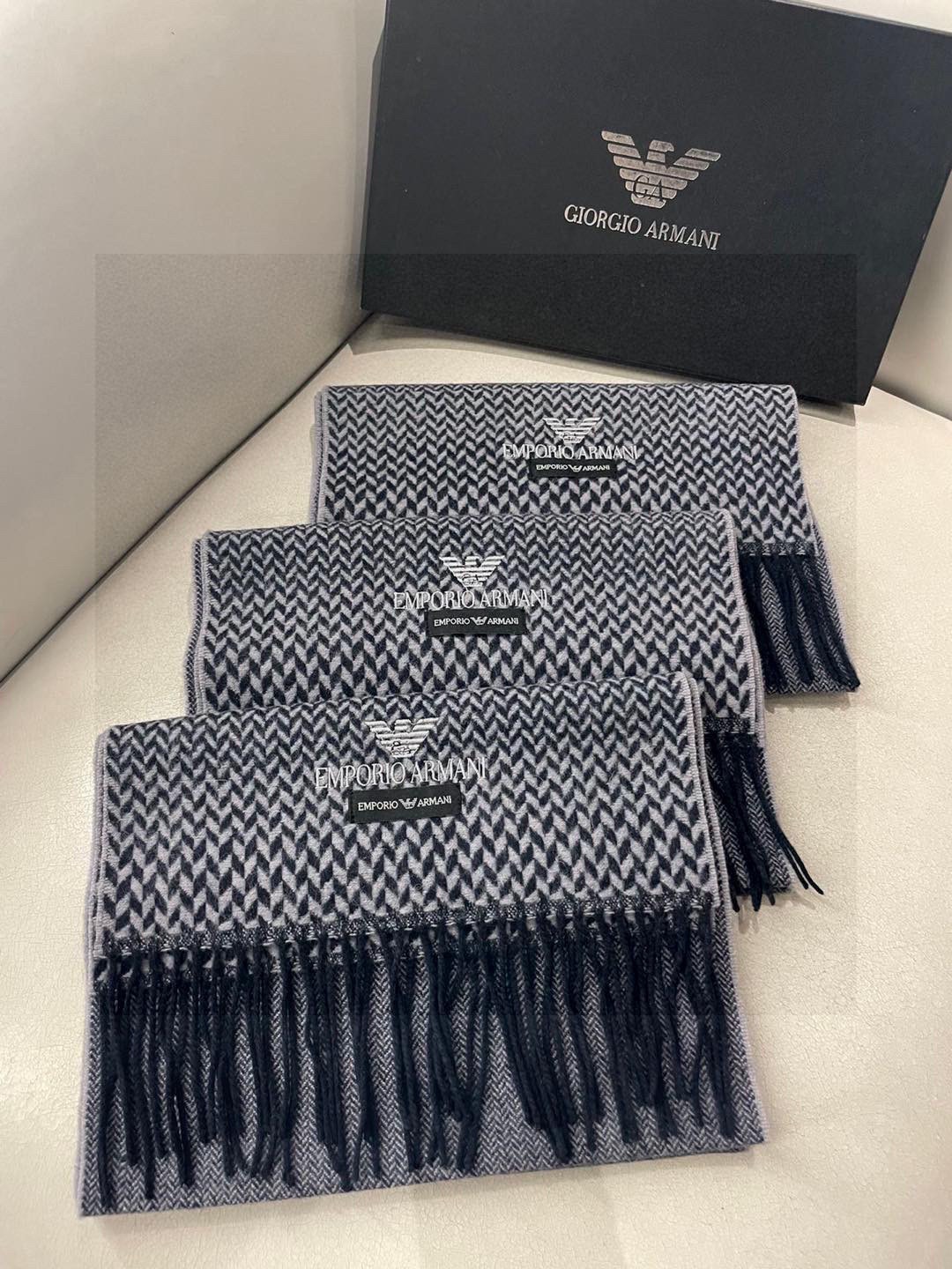 。阿玛尼海外专柜条纹拼色最新男士羊羔毛围巾～惊爆上架🎉国内专柜都没上架，从款式到面料都很赞🎻，经典的条纹