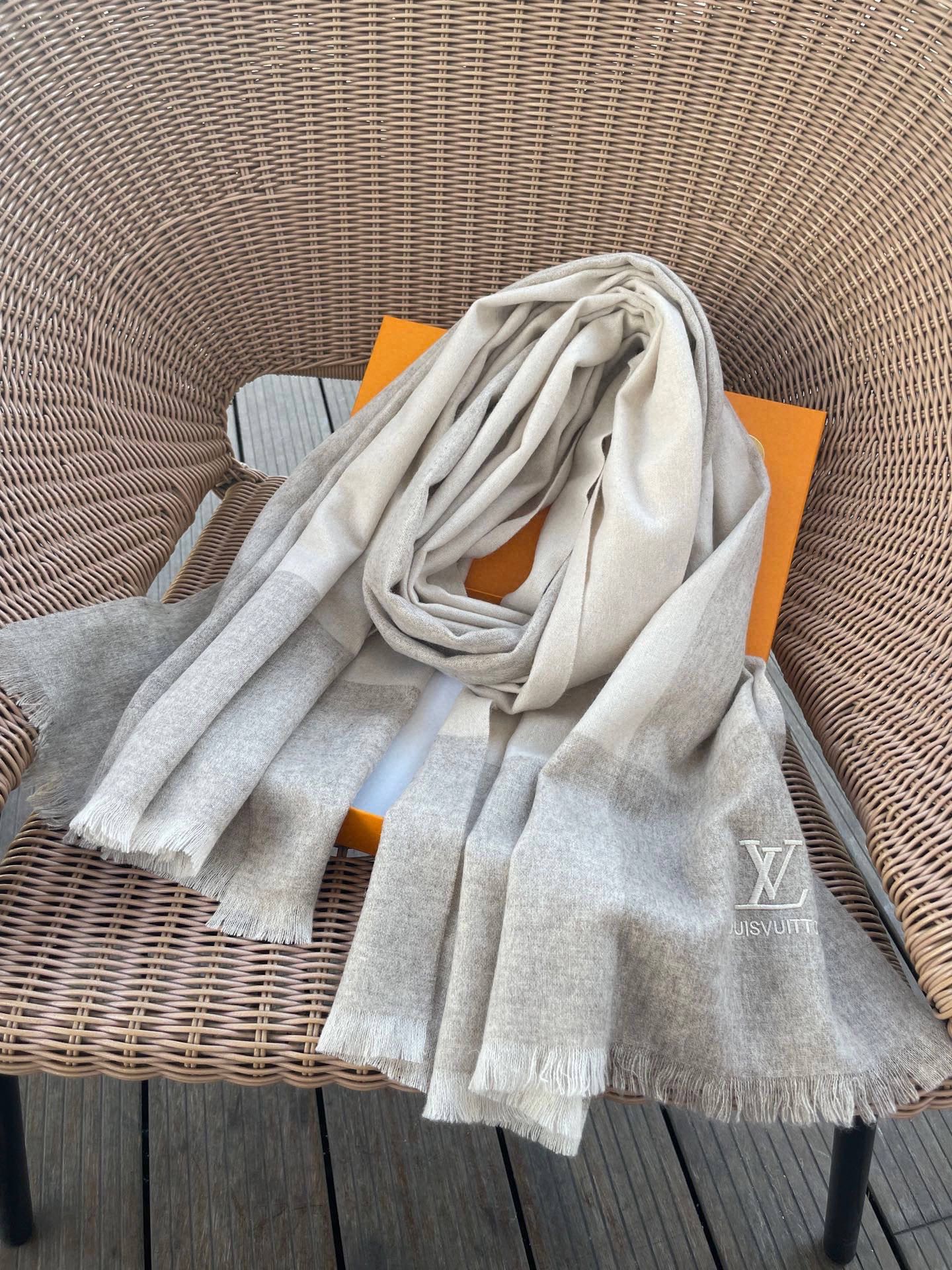 路易威登LV男女同款披肩✨羊绒经典格纹👐围巾♨️高尖端产物⚠️，经典logo刺绣，时尚大牌的顶尖设计款💕