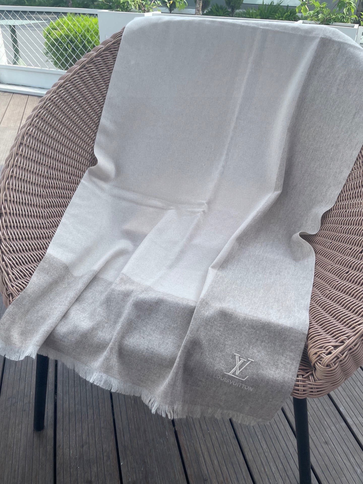 路易威登LV男女同款披肩✨羊绒经典格纹👐围巾♨️高尖端产物⚠️，经典logo刺绣，时尚大牌的顶尖设计款💕