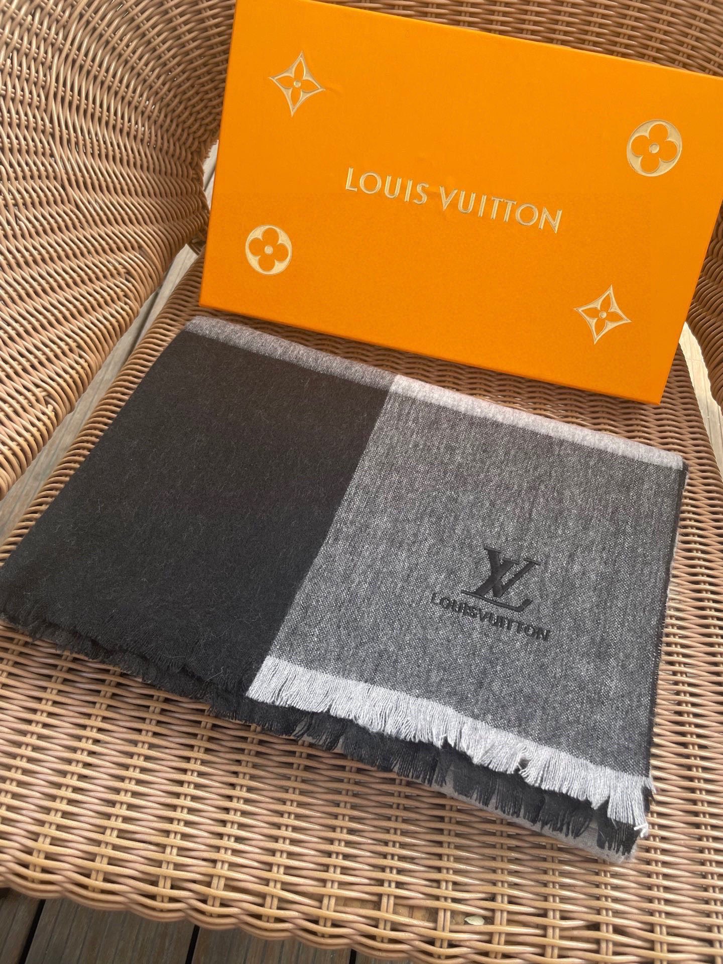 路易威登LV男女同款披肩✨羊绒经典格纹👐围巾♨️高尖端产物⚠️，经典logo刺绣，时尚大牌的顶尖设计款💕