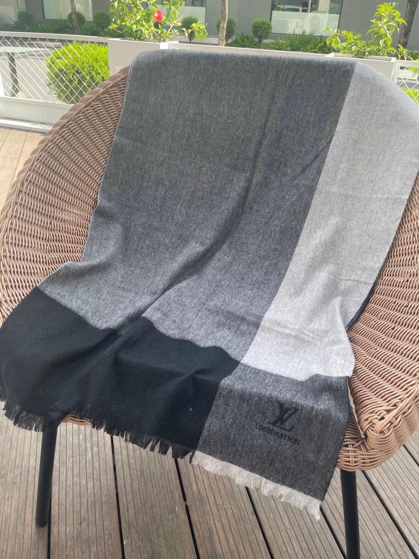 路易威登LV男女同款披肩✨羊绒经典格纹👐围巾♨️高尖端产物⚠️，经典logo刺绣，时尚大牌的顶尖设计款💕