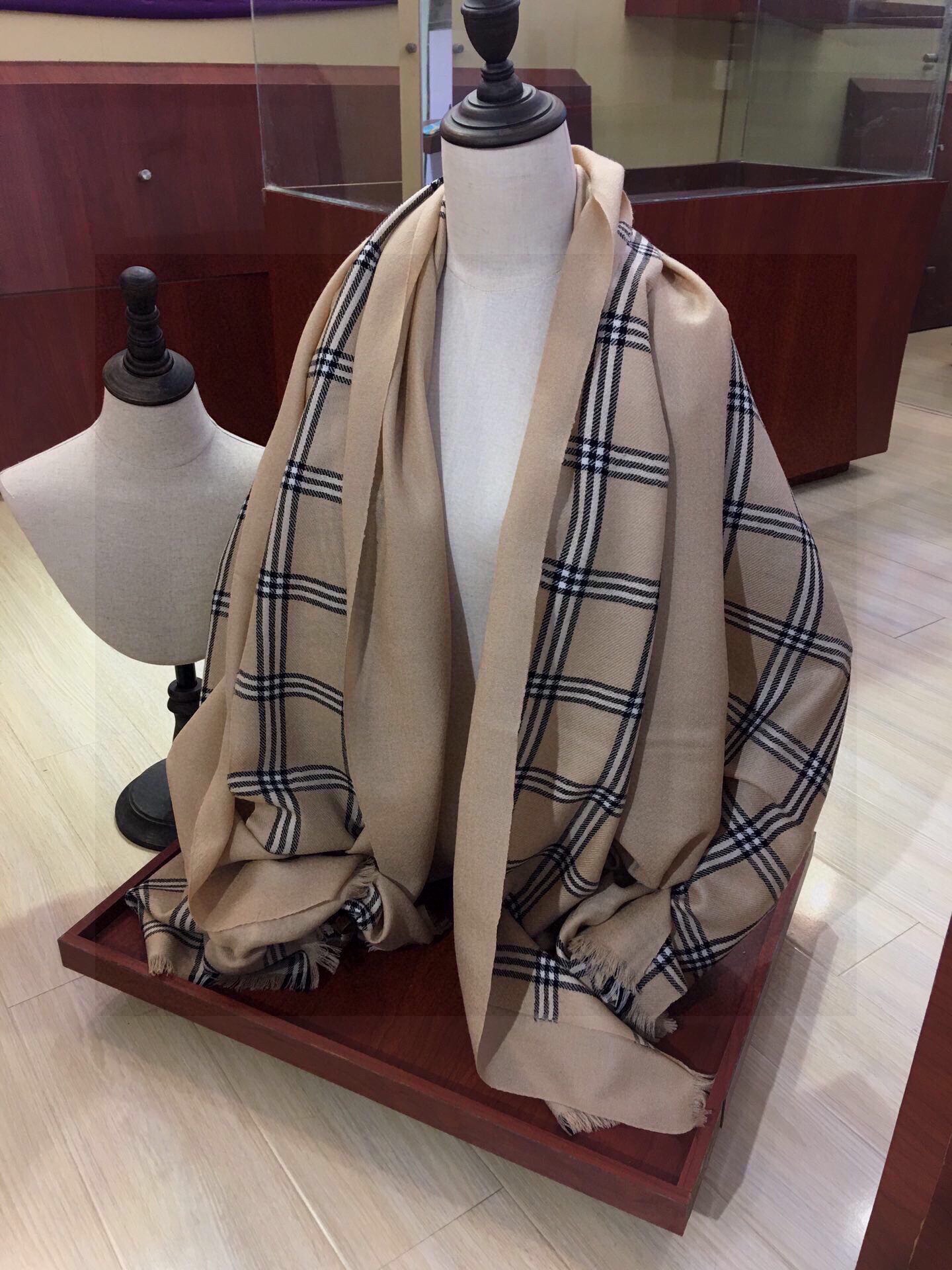 重磅‼️最代表时髦格调的Bur格‼️罕见的重磅双层一体式织造高密度工艺丝绒围巾。手感非常好👍一条围巾双层