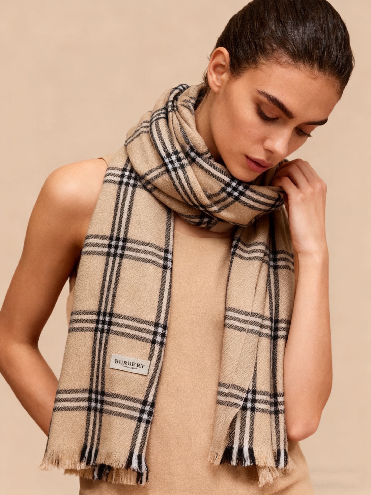 重磅‼️最代表时髦格调的Bur格‼️罕见的重磅双层一体式织造高密度工艺丝绒围巾。手感非常好👍一条围巾双层