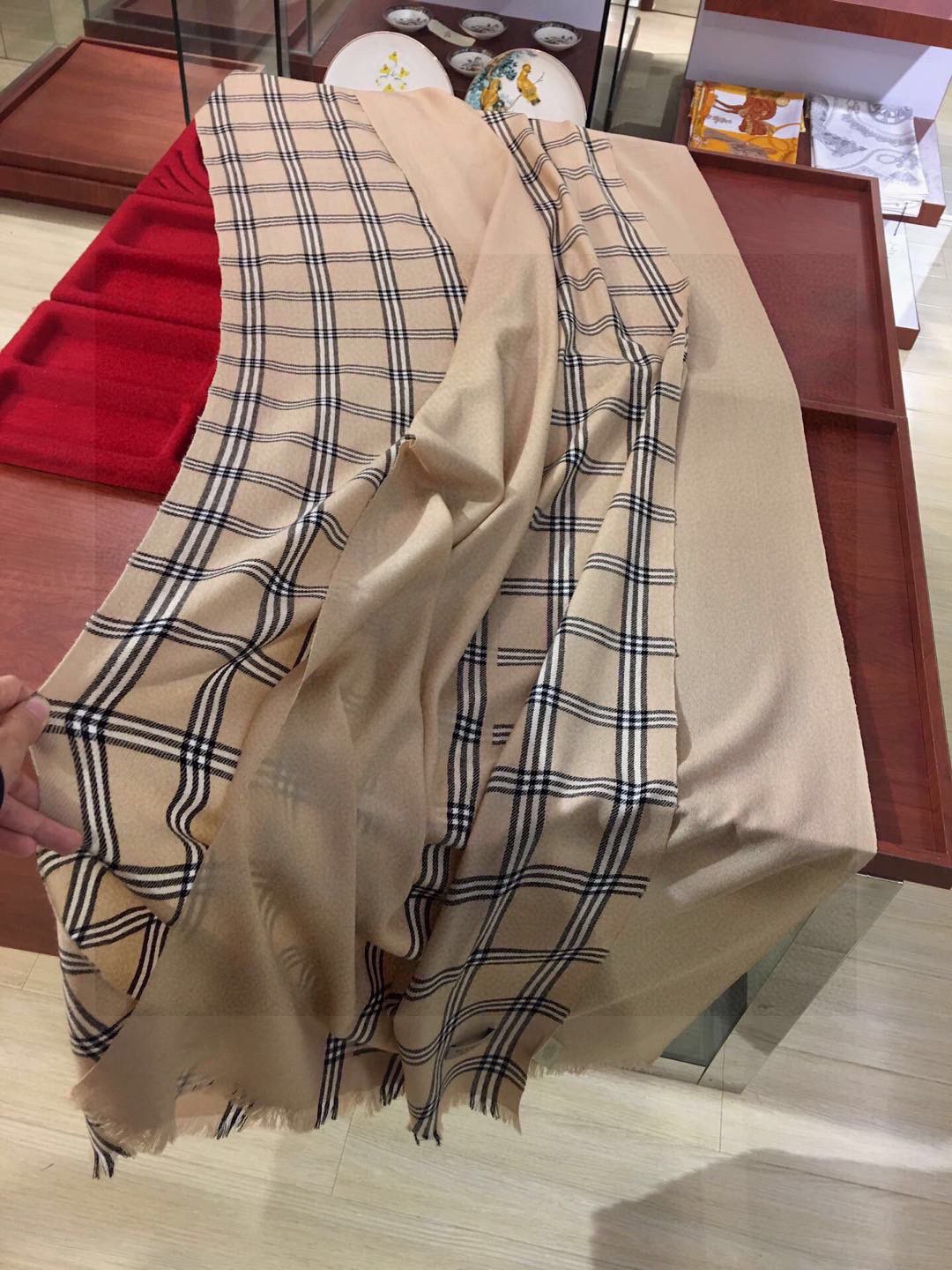 重磅‼️最代表时髦格调的Bur格‼️罕见的重磅双层一体式织造高密度工艺丝绒围巾。手感非常好👍一条围巾双层