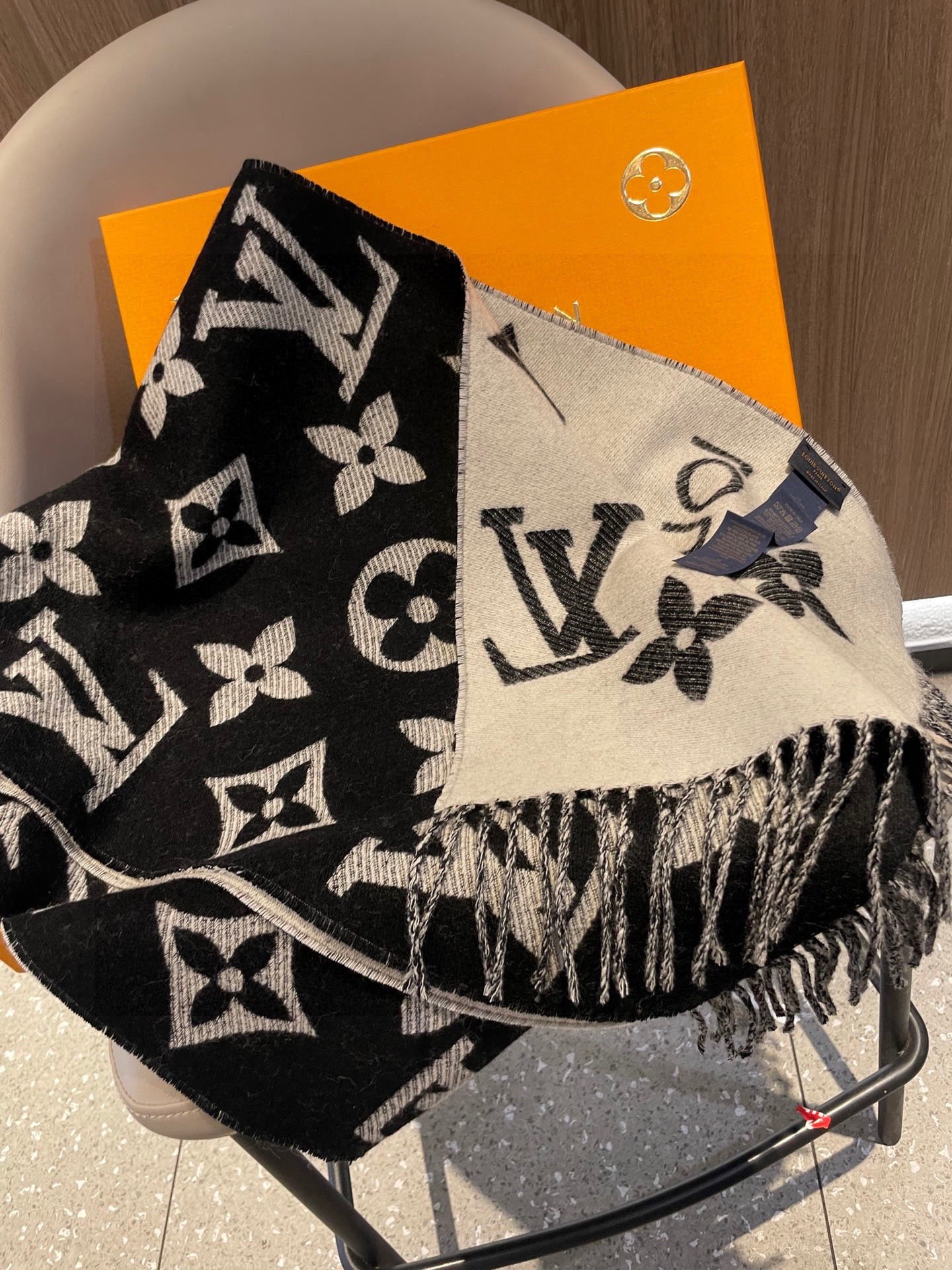 终于出货啦，今年热度最高的嫩粉拼白围巾本款LVEssential围巾聚焦大元素，以Monogram图案和