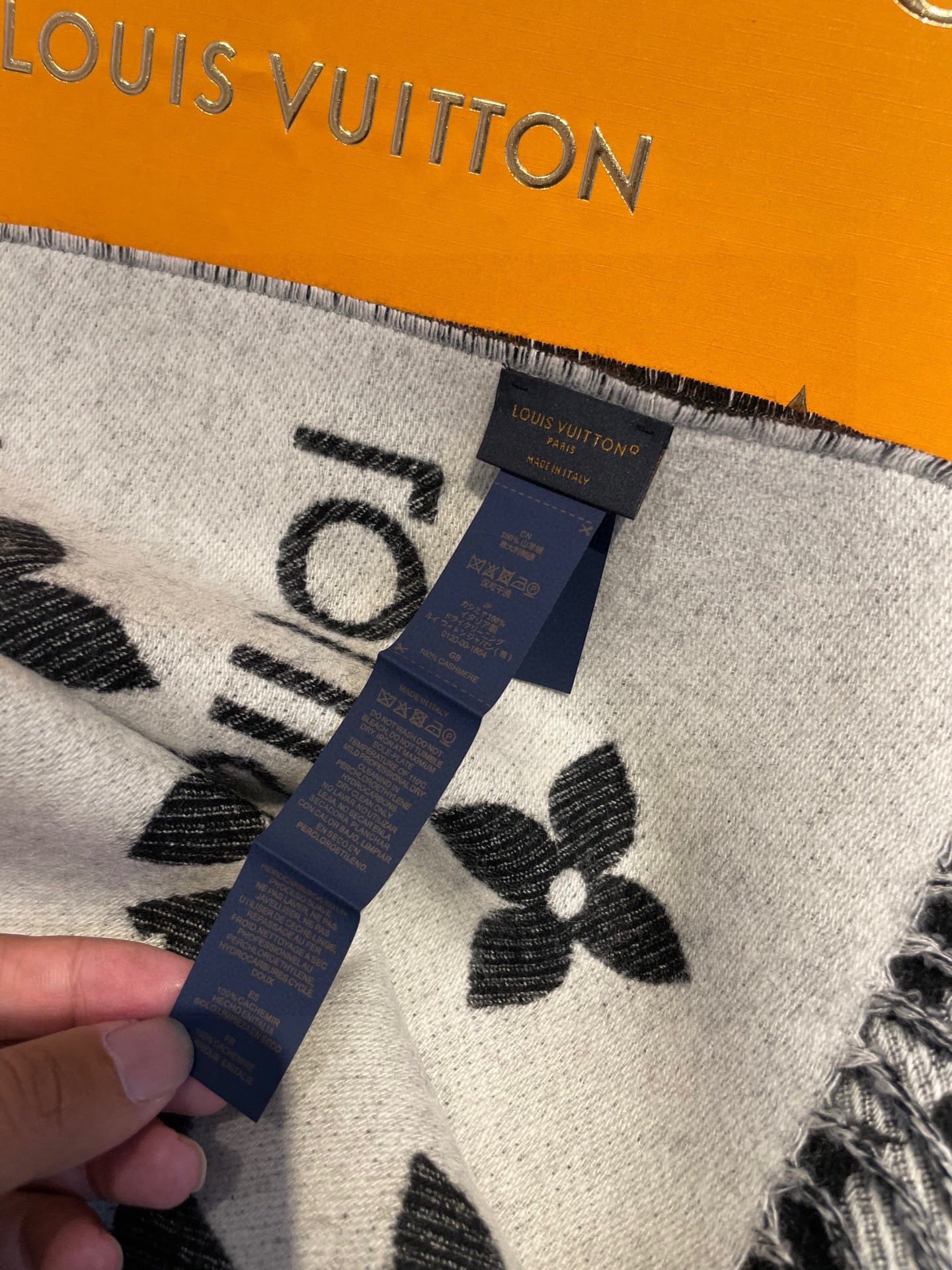 终于出货啦，今年热度最高的嫩粉拼白围巾本款LVEssential围巾聚焦大元素，以Monogram图案和