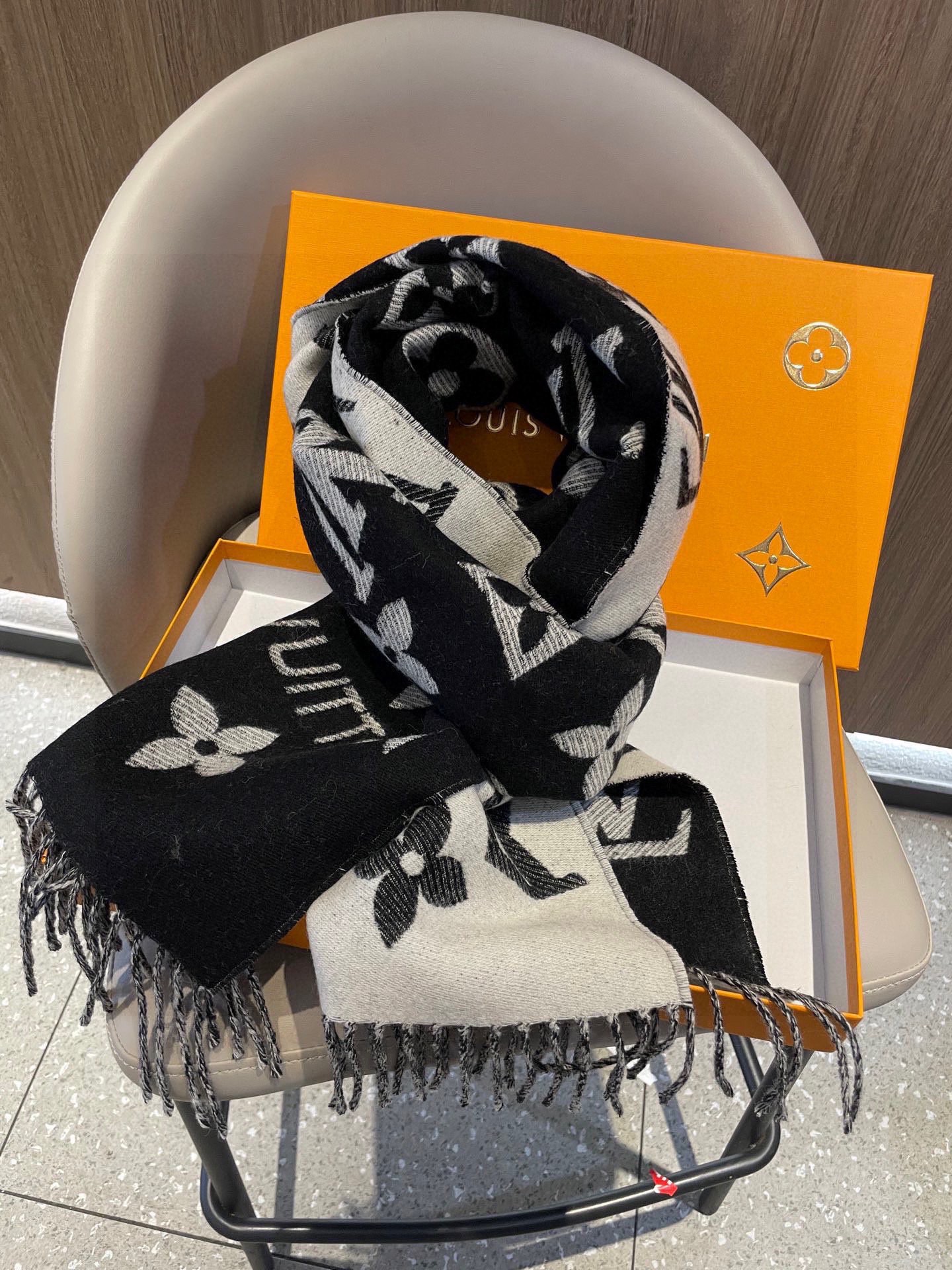 终于出货啦，今年热度最高的嫩粉拼白围巾本款LVEssential围巾聚焦大元素，以Monogram图案和