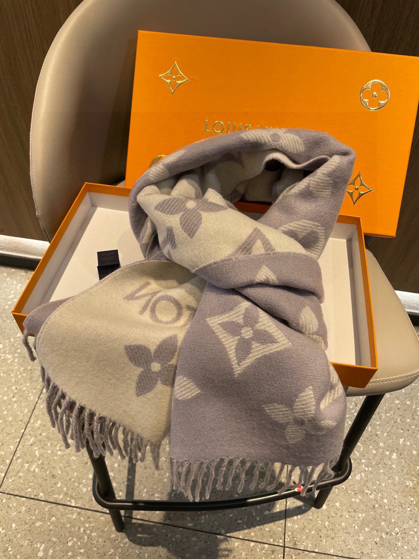 终于出货啦，今年热度最高的嫩粉拼白围巾本款LVEssential围巾聚焦大元素，以Monogram图案和