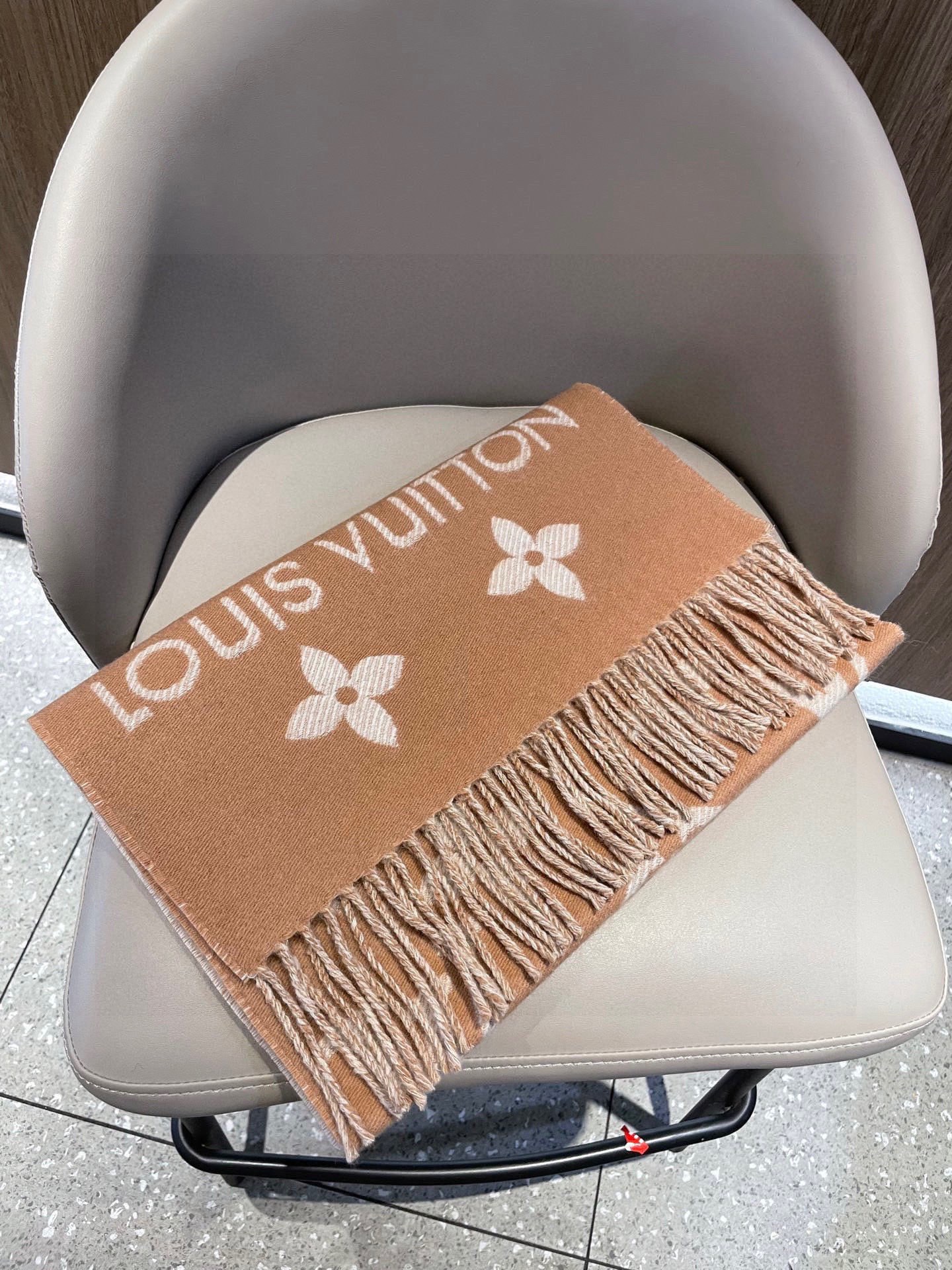 终于出货啦，今年热度最高的嫩粉拼白围巾本款LVEssential围巾聚焦大元素，以Monogram图案和