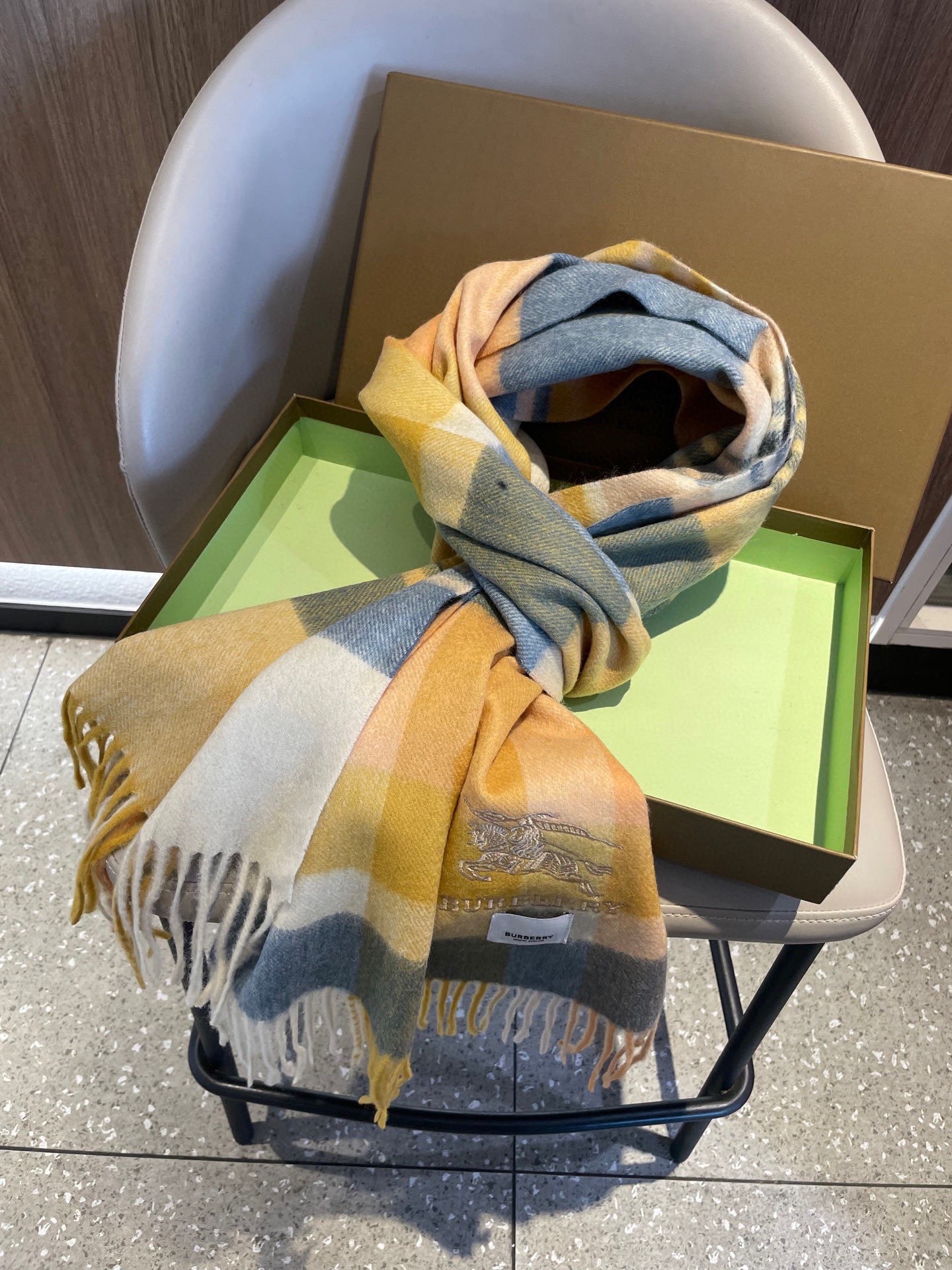 巴宝莉男士女士（格纹战马刺绣）围巾，款式魅力，是经典大方‼面料采用的是客供的羔绒，细腻柔软度都非常的好，