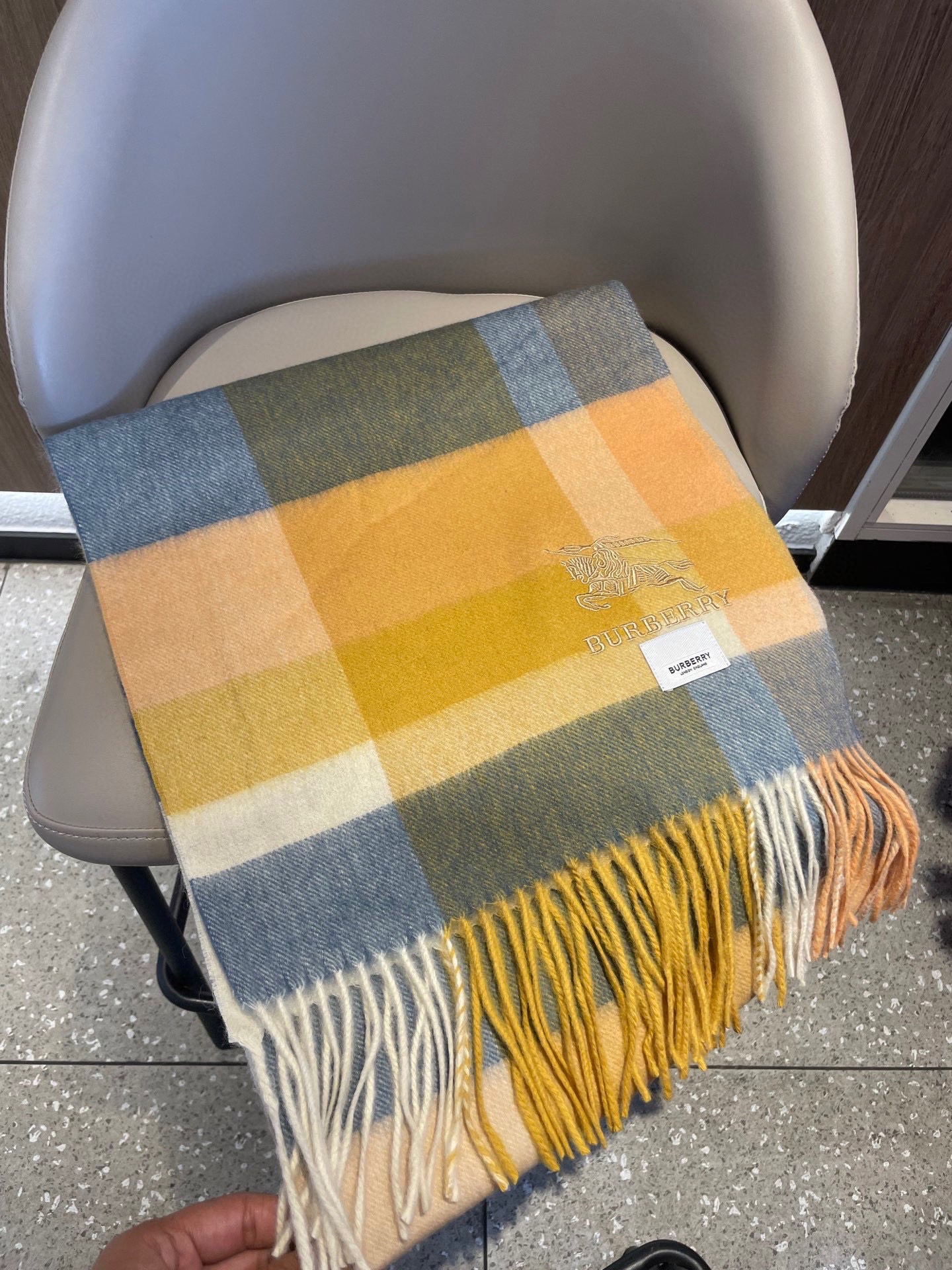 巴宝莉男士女士（格纹战马刺绣）围巾，款式魅力，是经典大方‼面料采用的是客供的羔绒，细腻柔软度都非常的好，