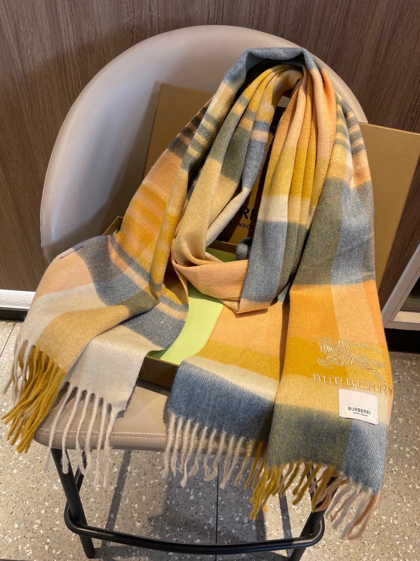 巴宝莉男士女士（格纹战马刺绣）围巾，款式魅力，是经典大方‼面料采用的是客供的羔绒，细腻柔软度都非常的好，