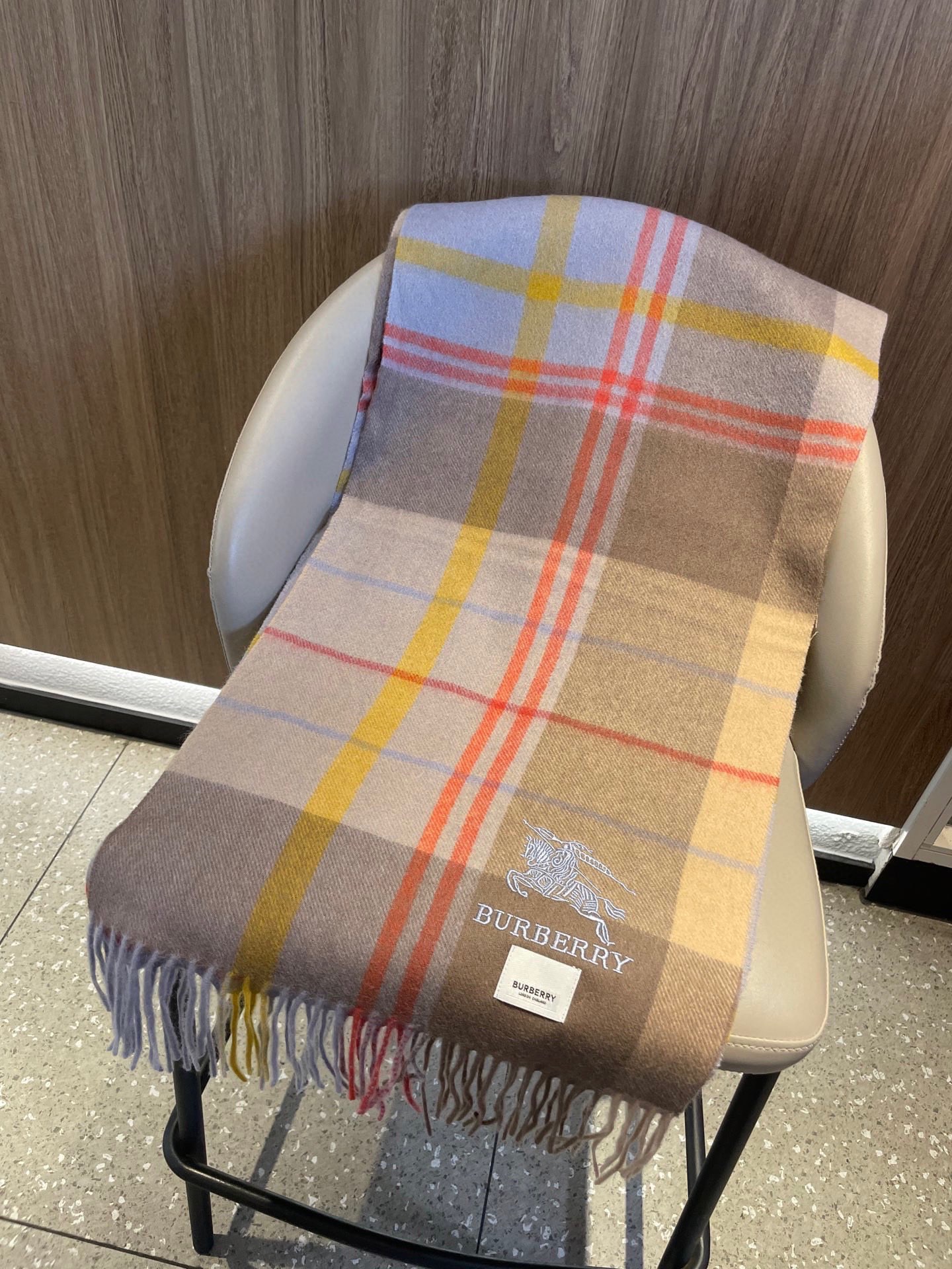 巴宝莉男士女士（格纹战马刺绣）围巾，款式魅力，是经典大方‼面料采用的是客供的羔绒，细腻柔软度都非常的好，