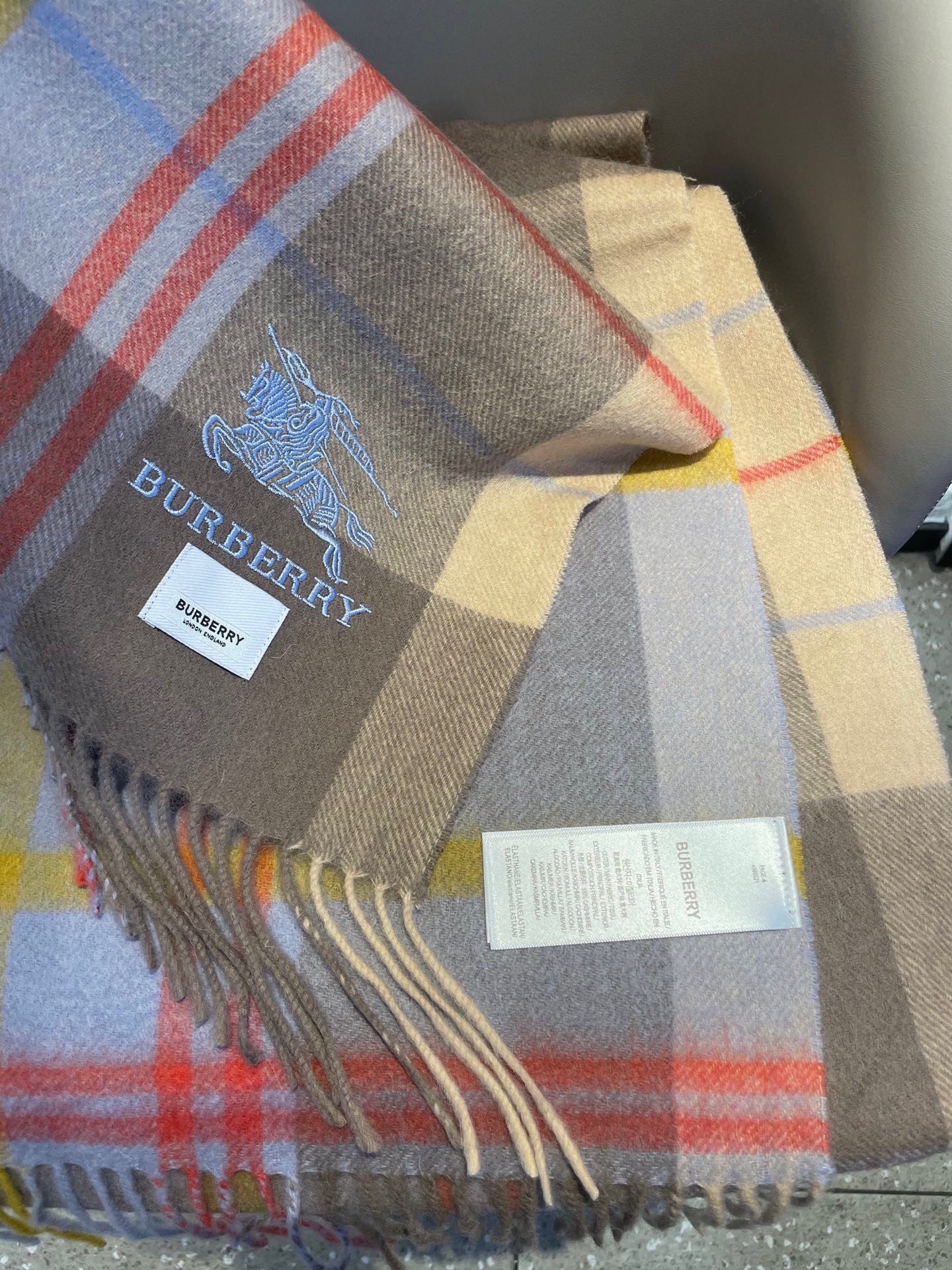 巴宝莉男士女士（格纹战马刺绣）围巾，款式魅力，是经典大方‼面料采用的是客供的羔绒，细腻柔软度都非常的好，