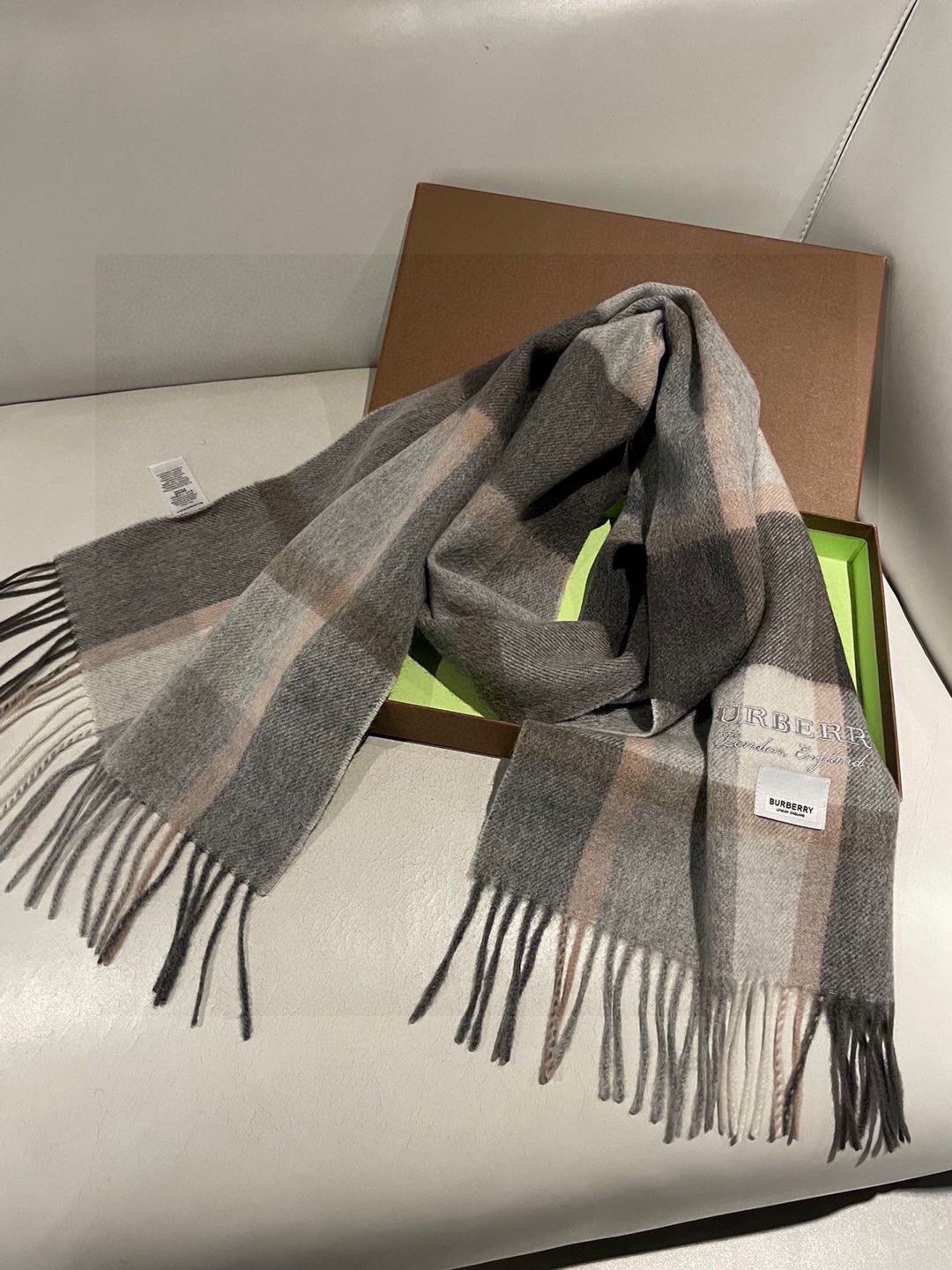 巴宝莉BURBERRY字母专柜款❗️ 顶级出口尾单刺绣👍货不多，下手一定要快，真心美的让人非常非常心动 