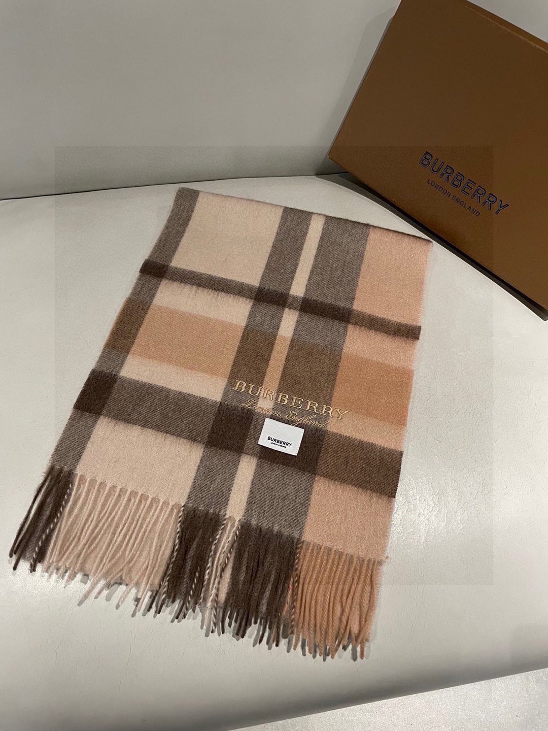 巴宝莉BURBERRY字母专柜款❗️ 顶级出口尾单刺绣👍货不多，下手一定要快，真心美的让人非常非常心动 