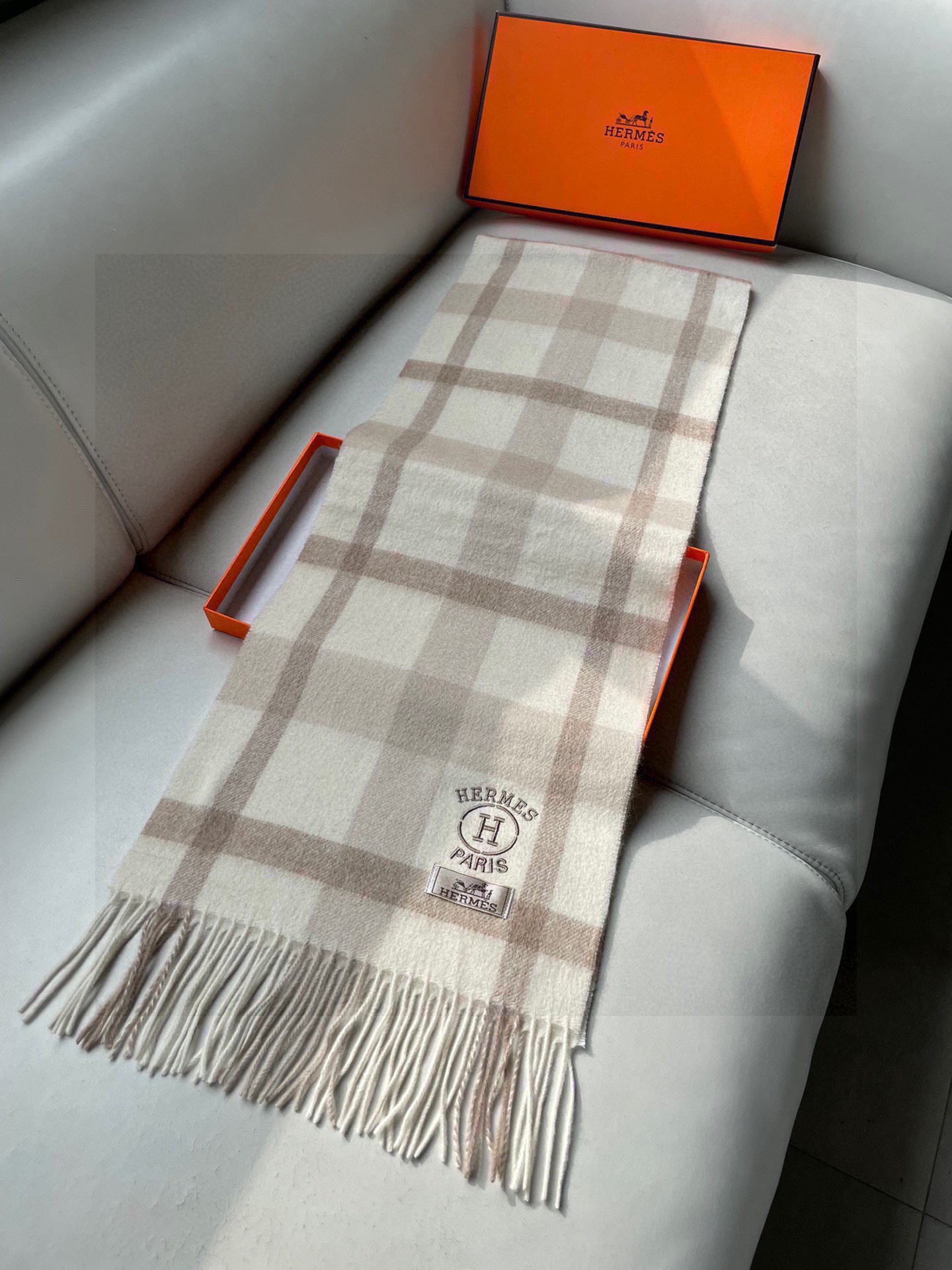 。🆕Hermes · 爱马仕女士经典格子拼接🎊重磅推荐💥 100%顶级山羊绒材质。非常保暖👑 柔软亲肤，