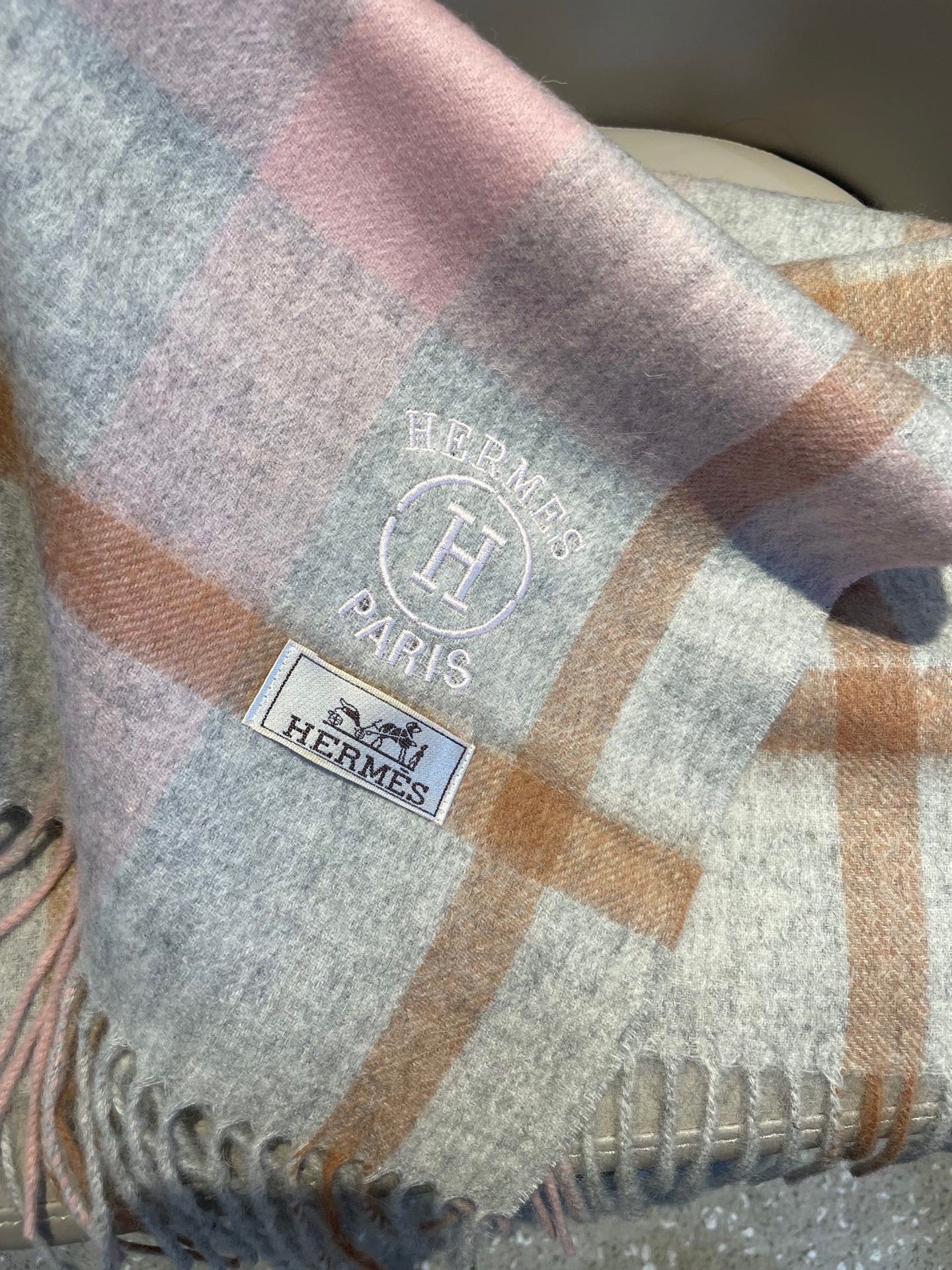 。🆕Hermes · 爱马仕女士经典格子拼接🎊重磅推荐💥 100%顶级山羊绒材质。非常保暖👑 柔软亲肤，