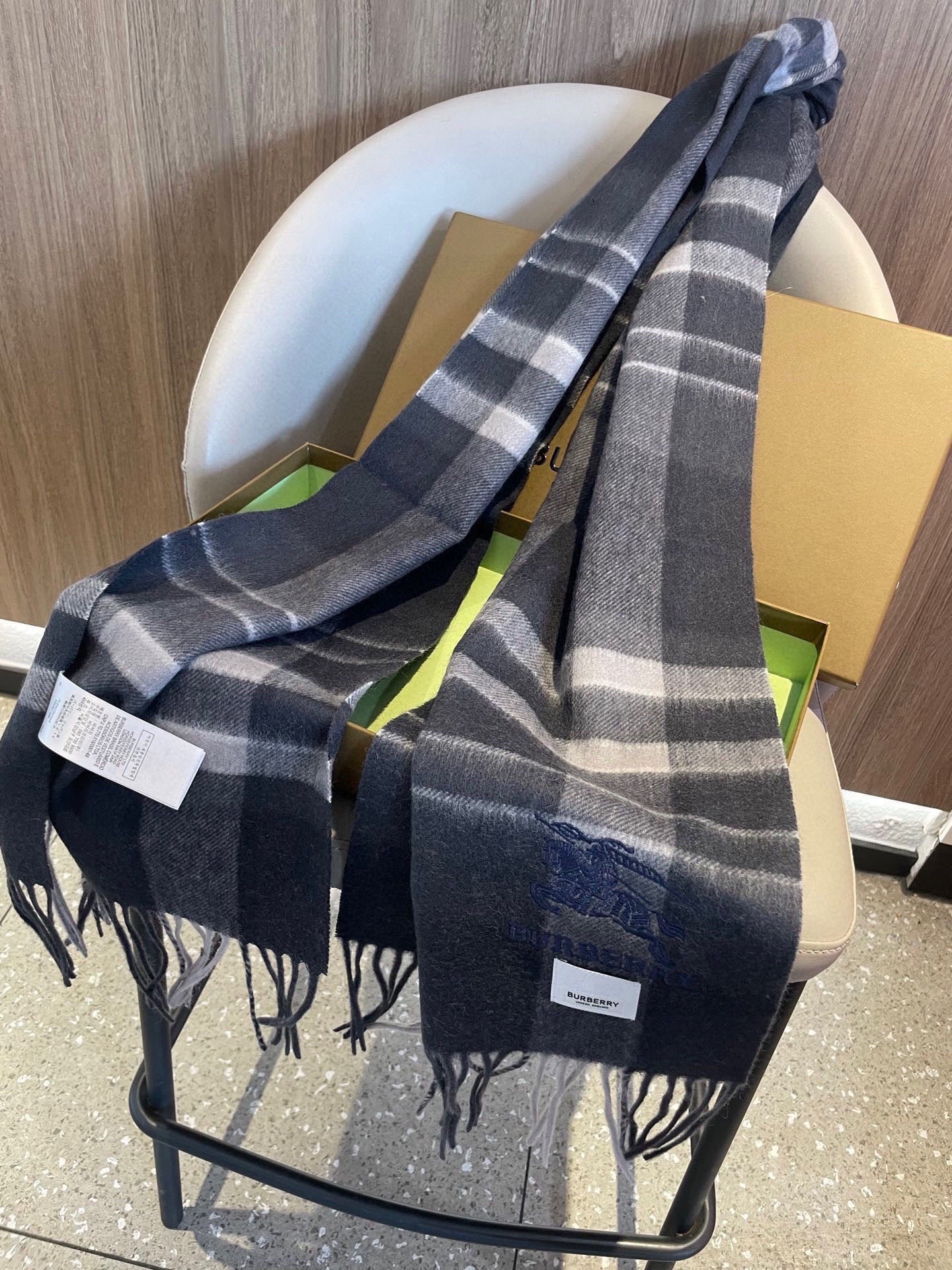 新款巴宝莉男士格子高级货❗️ 顶级出口尾单战马刺绣👍货不多，下手一定要快，真心美的让人非常非常心动 上身