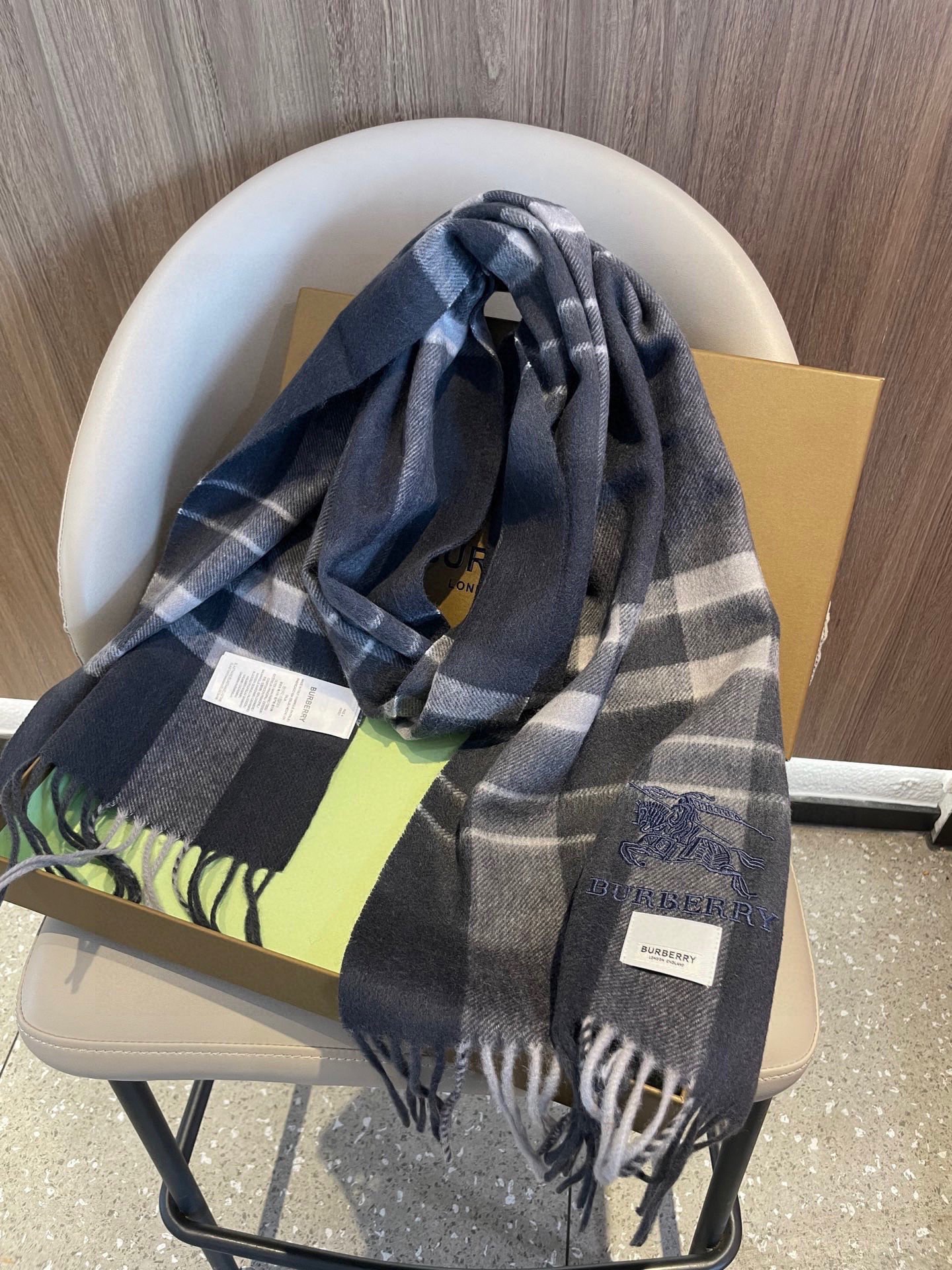 新款巴宝莉男士格子高级货❗️ 顶级出口尾单战马刺绣👍货不多，下手一定要快，真心美的让人非常非常心动 上身