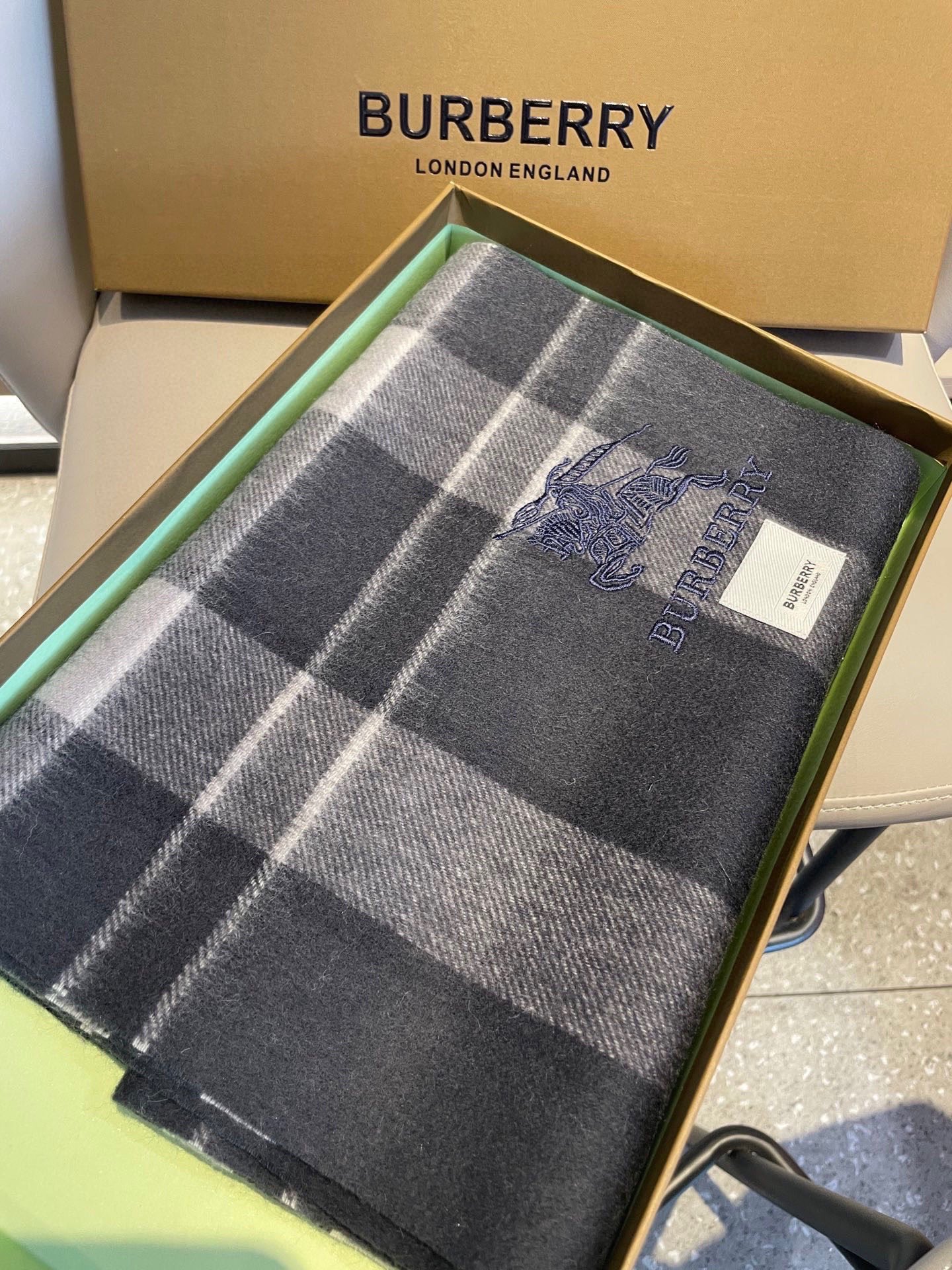 新款巴宝莉男士格子高级货❗️ 顶级出口尾单战马刺绣👍货不多，下手一定要快，真心美的让人非常非常心动 上身