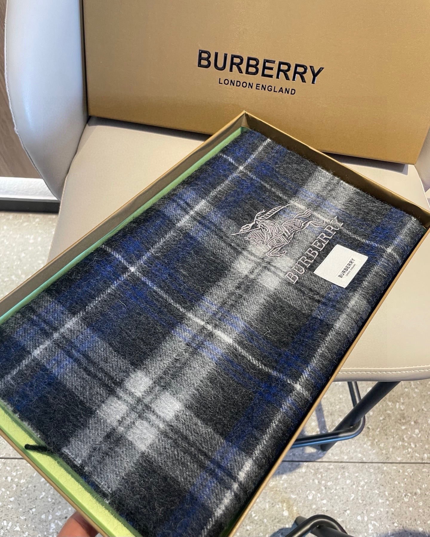 新款巴宝莉男士格子高级货❗️ 顶级出口尾单战马刺绣👍货不多，下手一定要快，真心美的让人非常非常心动 上身