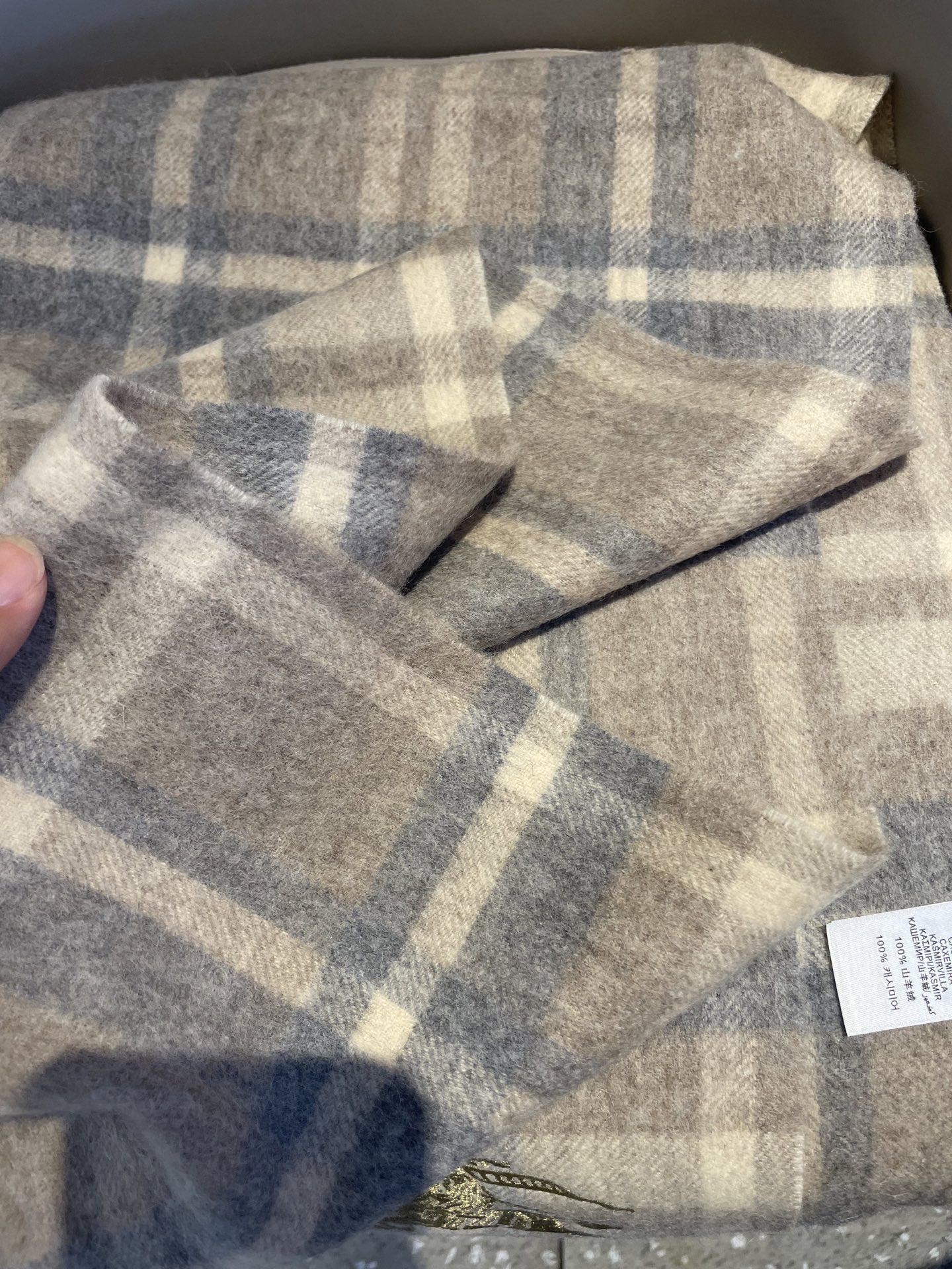 新款巴宝莉男士格子高级货❗️ 顶级出口尾单战马刺绣👍货不多，下手一定要快，真心美的让人非常非常心动 上身