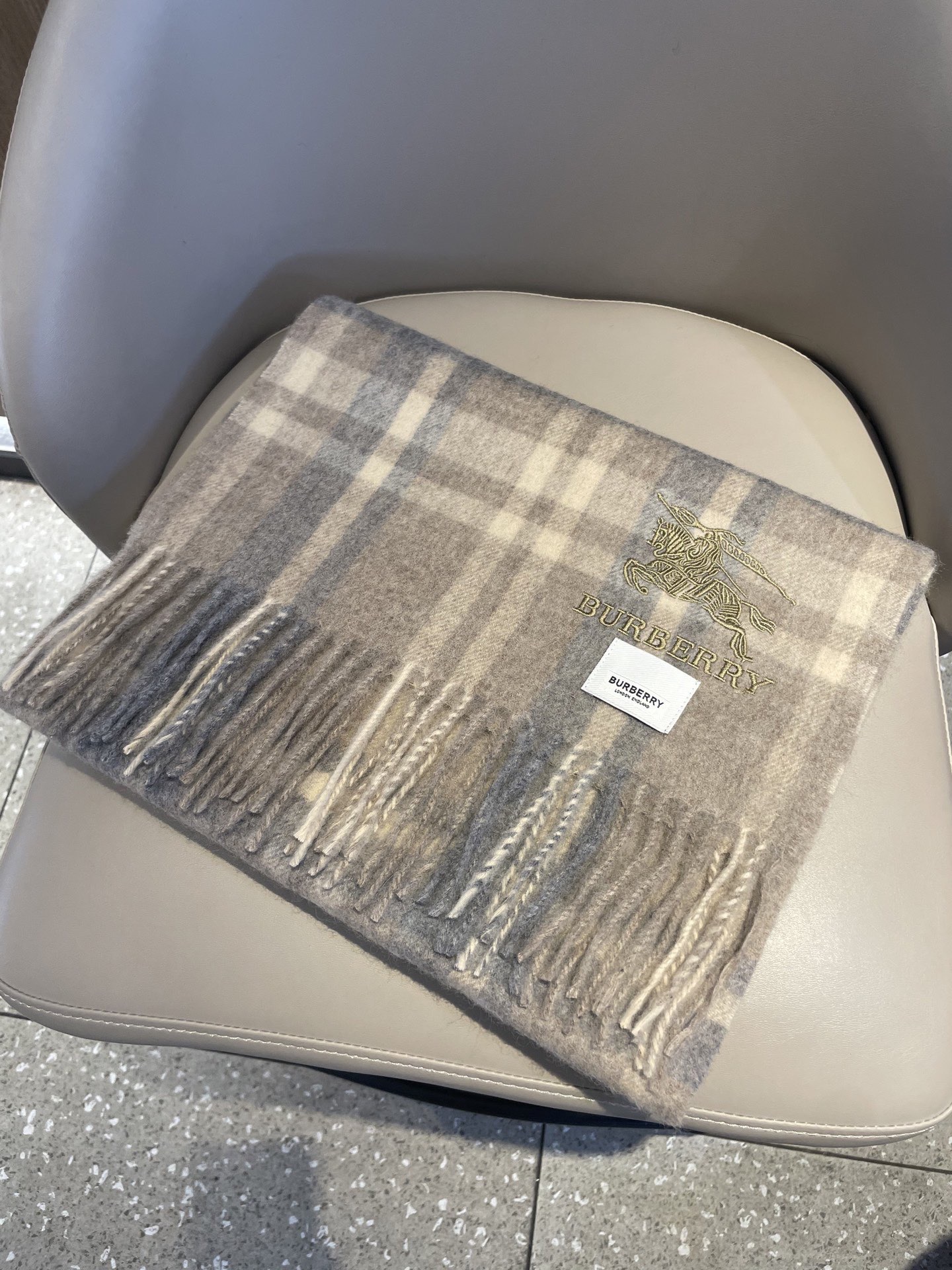 新款巴宝莉男士格子高级货❗️ 顶级出口尾单战马刺绣👍货不多，下手一定要快，真心美的让人非常非常心动 上身