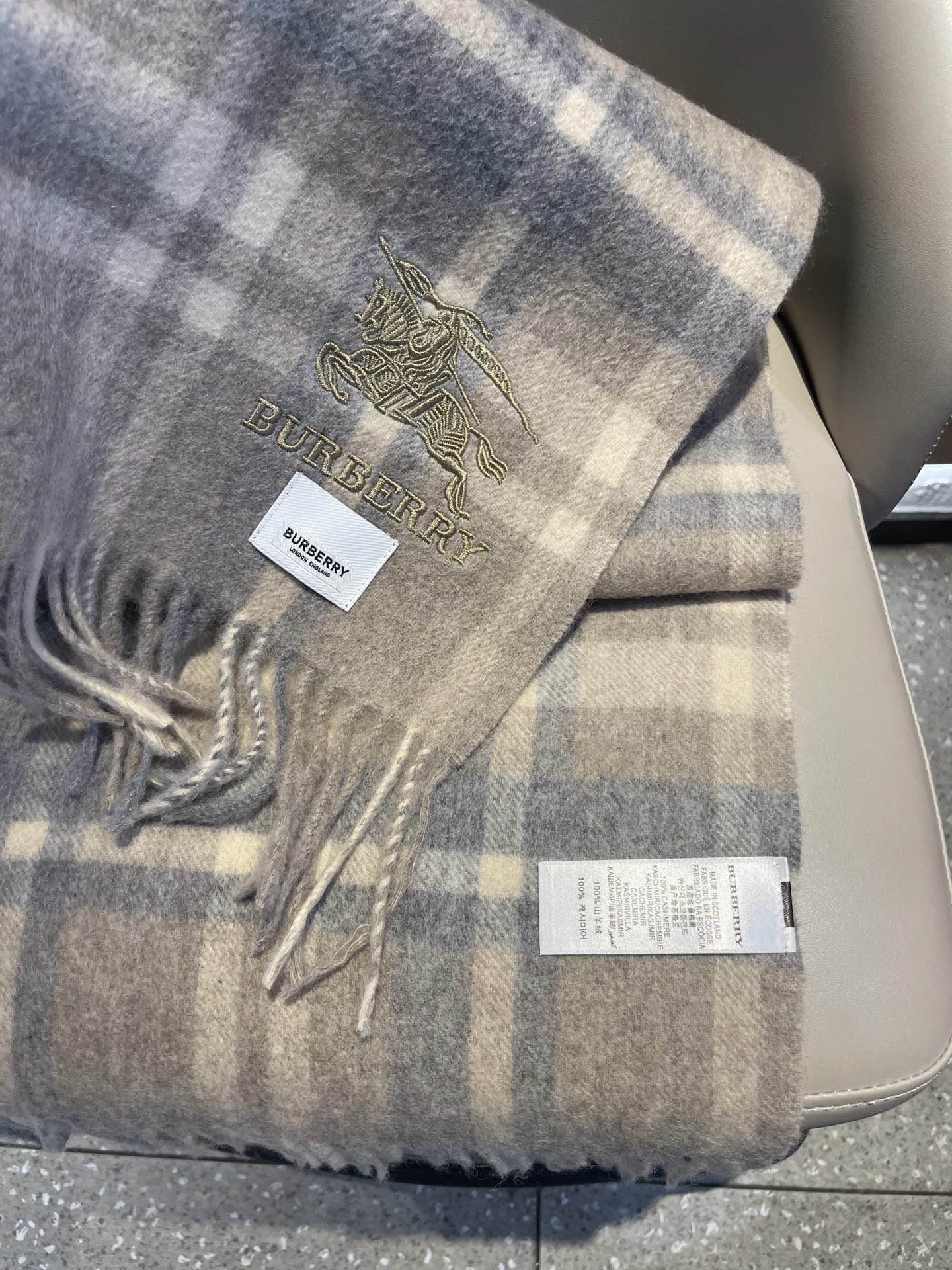 新款巴宝莉男士格子高级货❗️ 顶级出口尾单战马刺绣👍货不多，下手一定要快，真心美的让人非常非常心动 上身