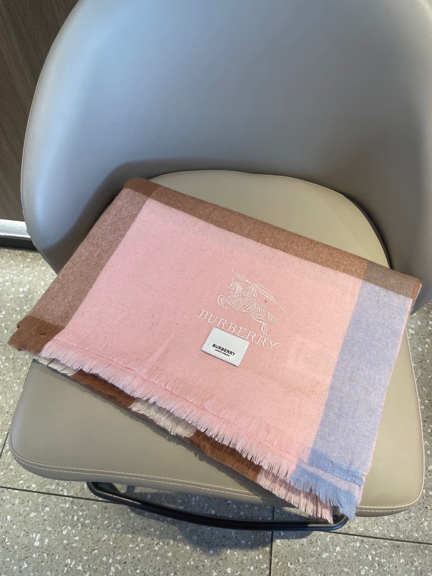 。巴宝莉经典大格男女同款短须披肩✨羊绒经典格纹👐围巾♨️高尖端产物⚠️，经典logo刺绣，时尚大牌的顶尖