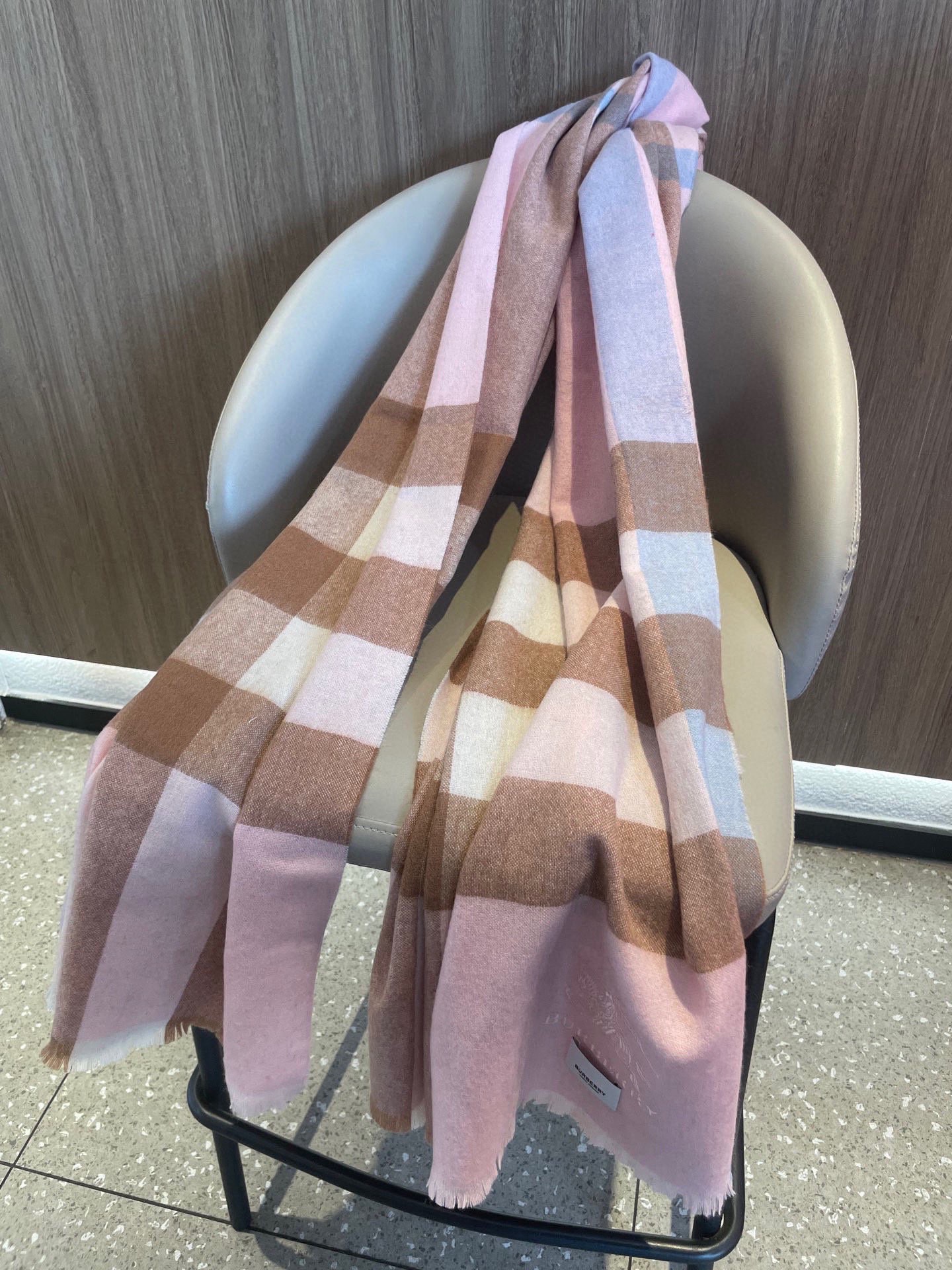 。巴宝莉经典大格男女同款短须披肩✨羊绒经典格纹👐围巾♨️高尖端产物⚠️，经典logo刺绣，时尚大牌的顶尖