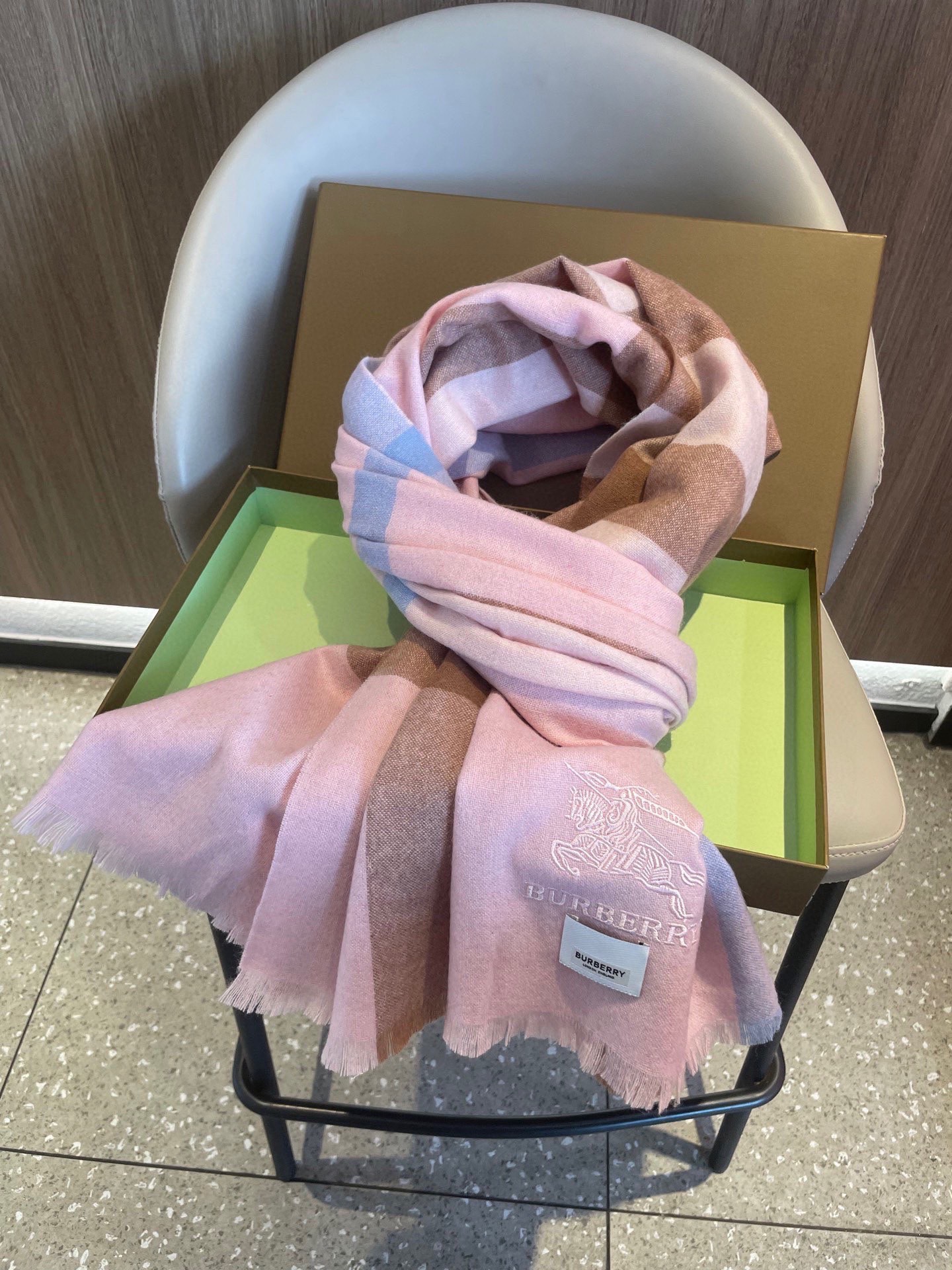 。巴宝莉经典大格男女同款短须披肩✨羊绒经典格纹👐围巾♨️高尖端产物⚠️，经典logo刺绣，时尚大牌的顶尖