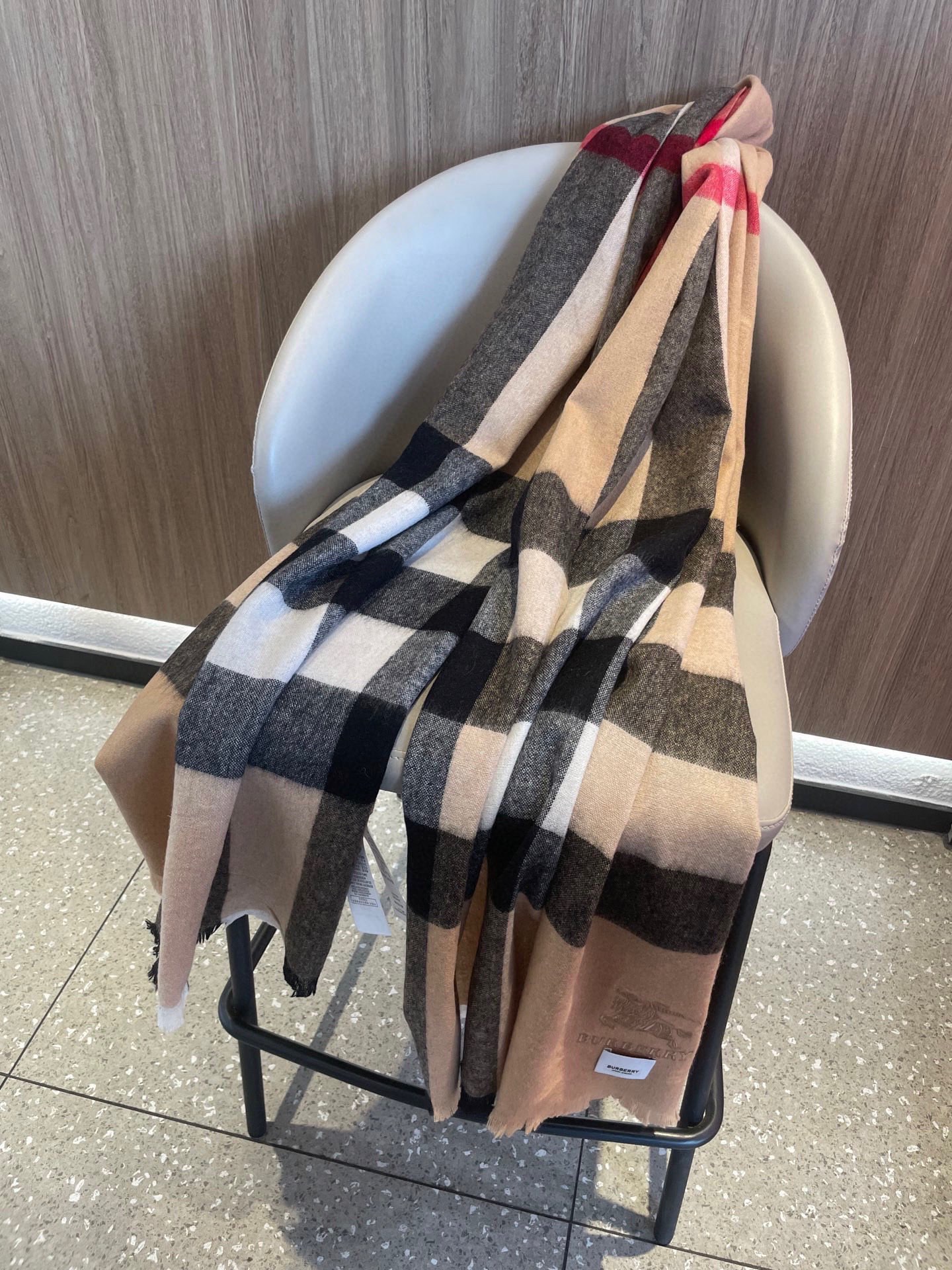 。巴宝莉经典大格男女同款短须披肩✨羊绒经典格纹👐围巾♨️高尖端产物⚠️，经典logo刺绣，时尚大牌的顶尖