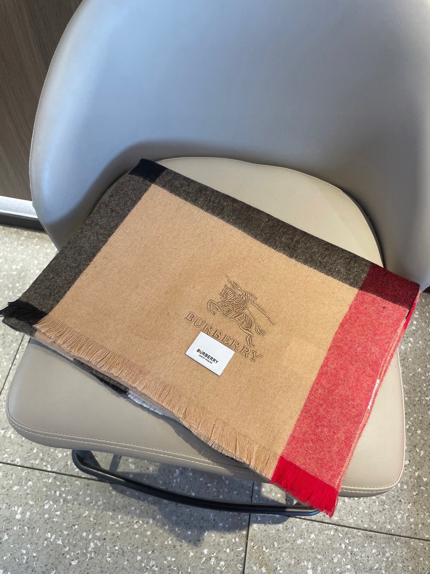 。巴宝莉经典大格男女同款短须披肩✨羊绒经典格纹👐围巾♨️高尖端产物⚠️，经典logo刺绣，时尚大牌的顶尖