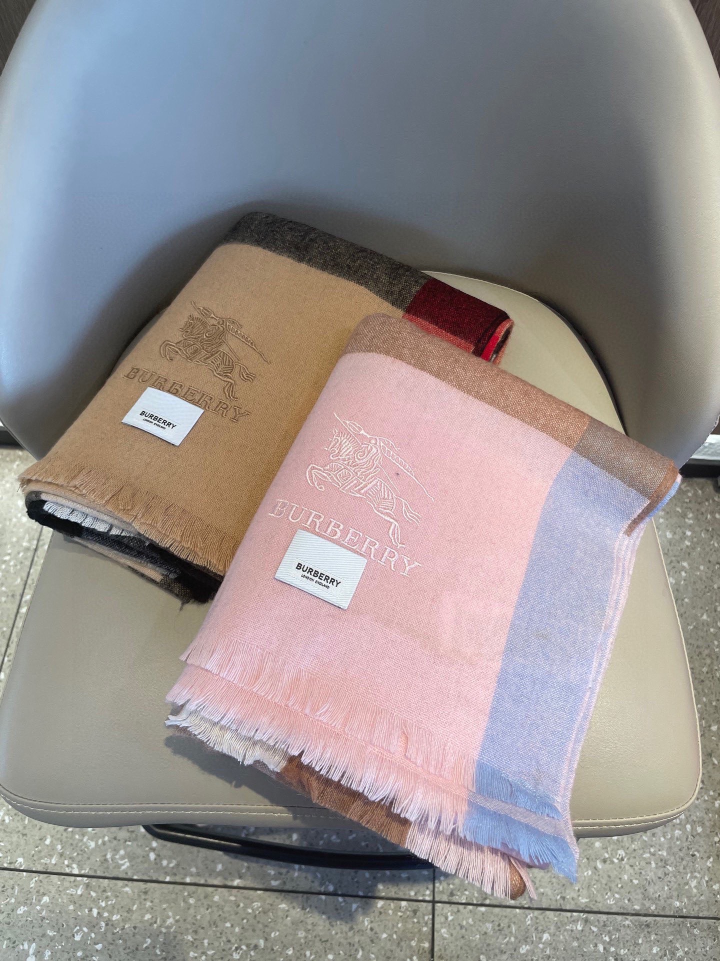 。巴宝莉经典大格男女同款短须披肩✨羊绒经典格纹👐围巾♨️高尖端产物⚠️，经典logo刺绣，时尚大牌的顶尖