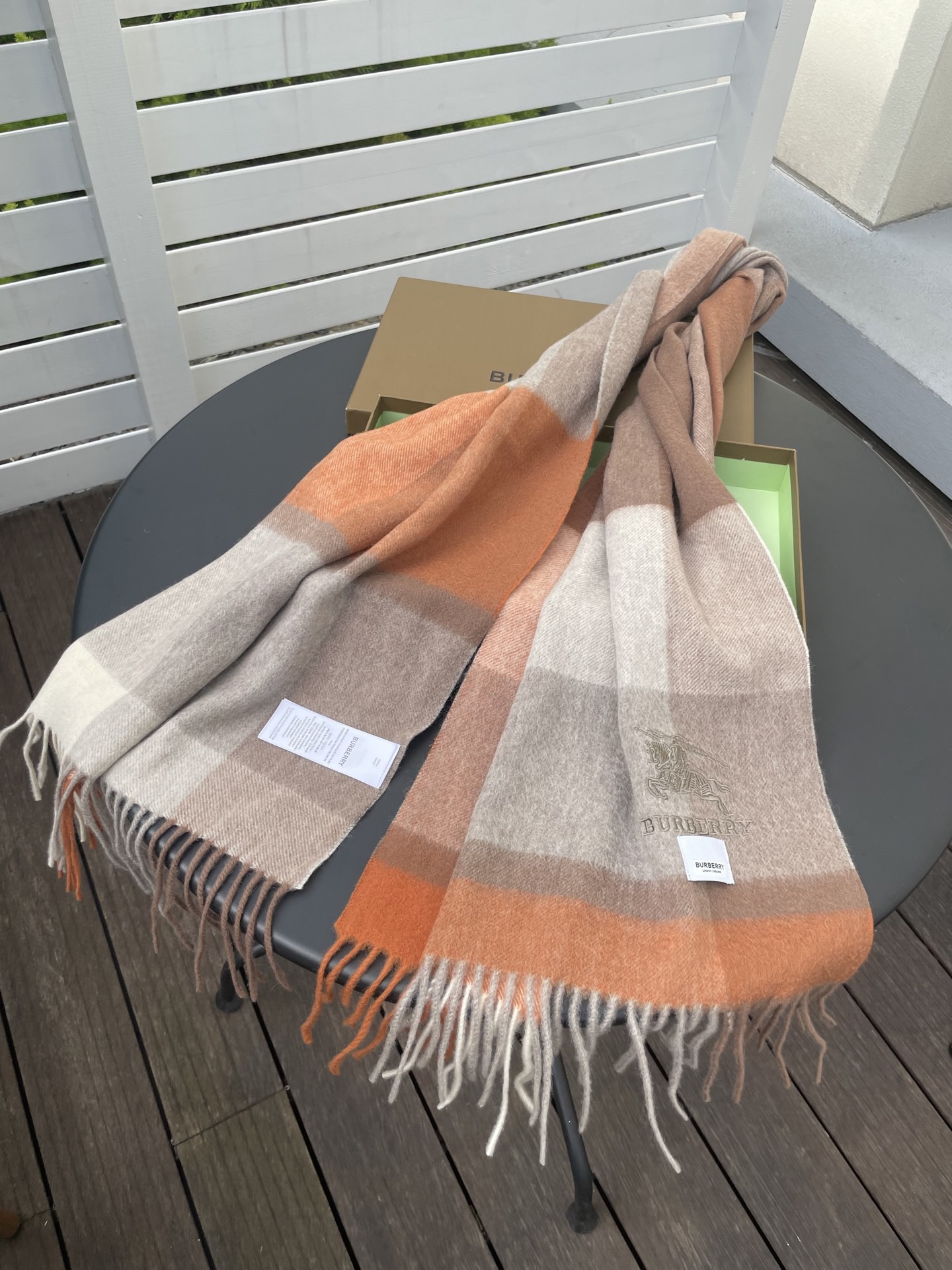 巴宝莉男女士披肩✨羊绒经典格纹👐围巾♨️高尖端产物⚠️，经典logo刺绣，时尚大牌的顶尖设计款💕拿到手你