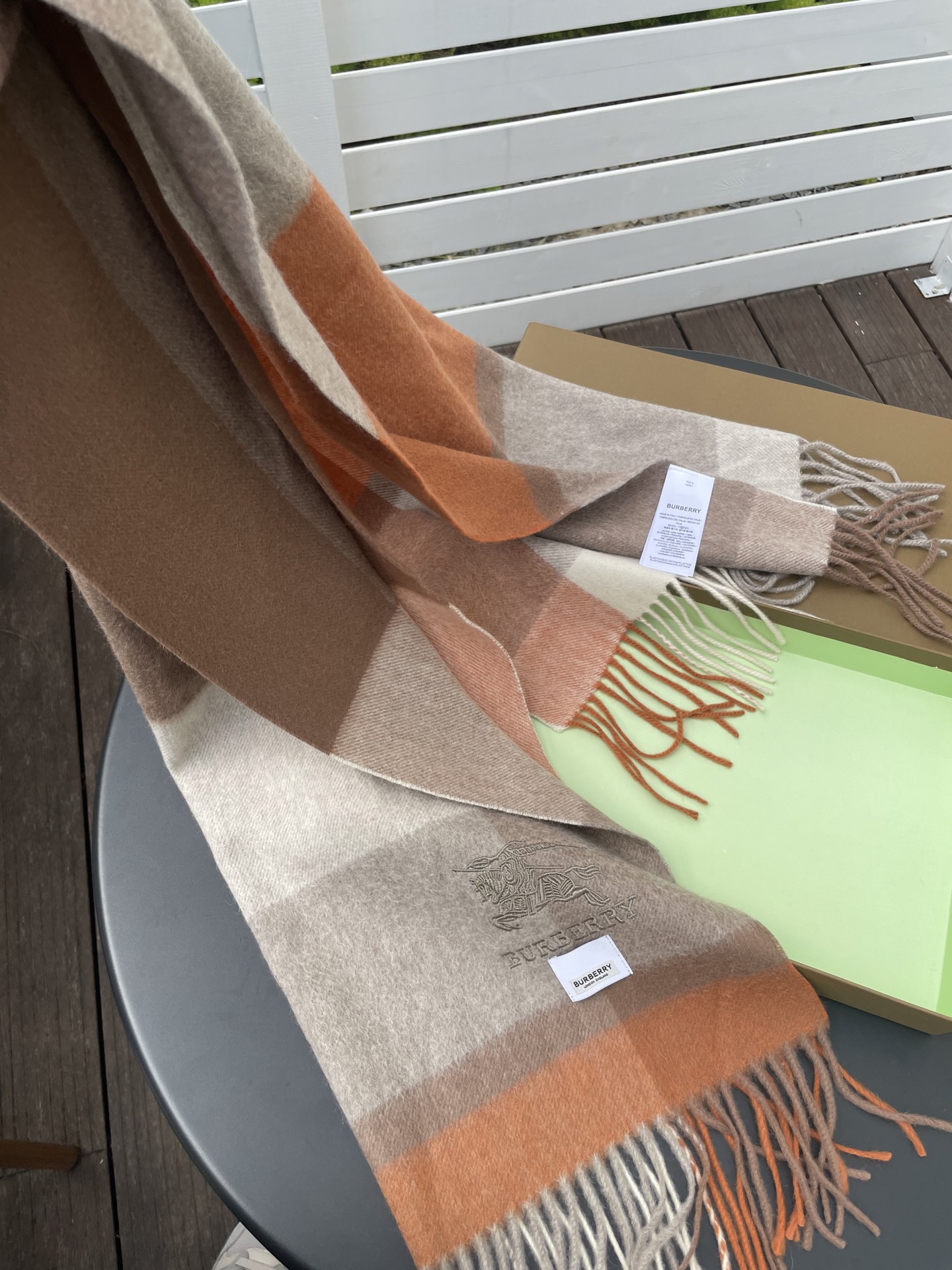 巴宝莉男女士披肩✨羊绒经典格纹👐围巾♨️高尖端产物⚠️，经典logo刺绣，时尚大牌的顶尖设计款💕拿到手你