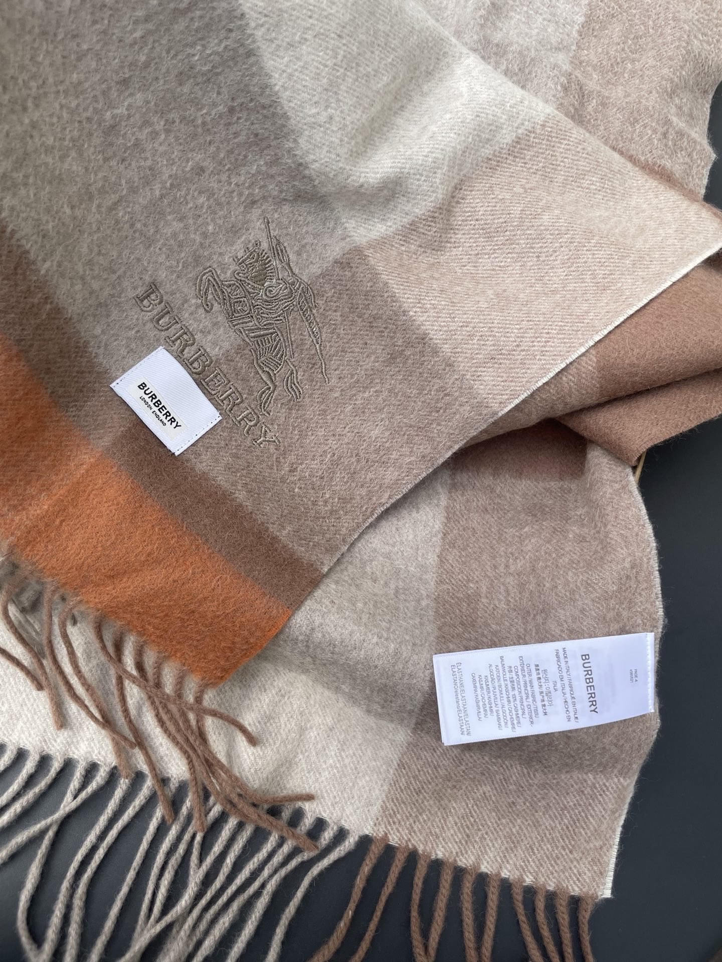 巴宝莉男女士披肩✨羊绒经典格纹👐围巾♨️高尖端产物⚠️，经典logo刺绣，时尚大牌的顶尖设计款💕拿到手你